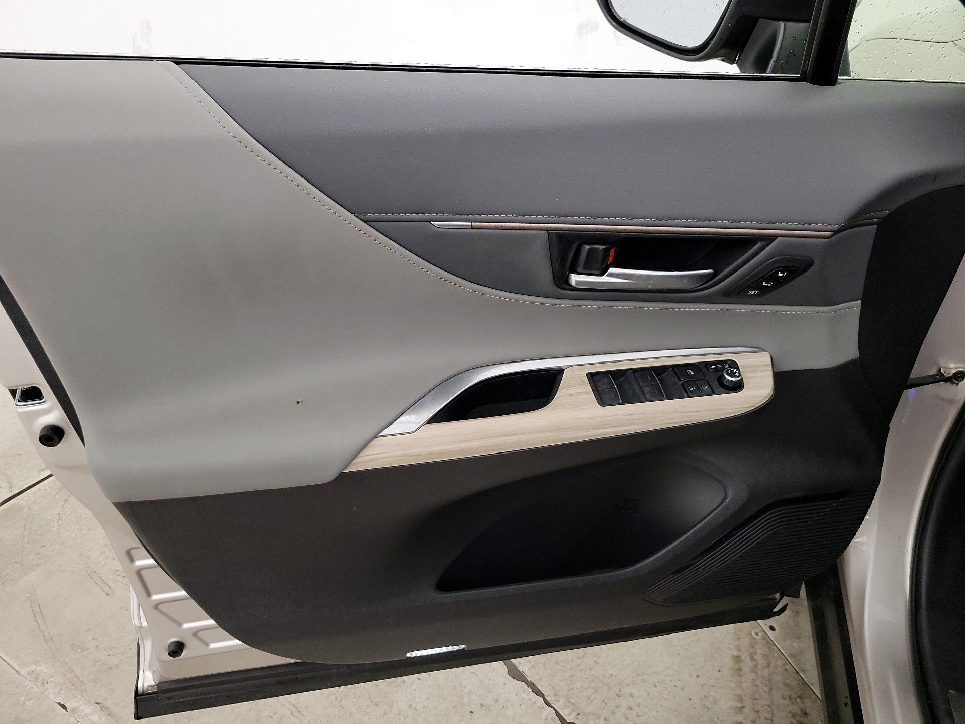 Thumbnail: 2021 Toyota Venza - 12