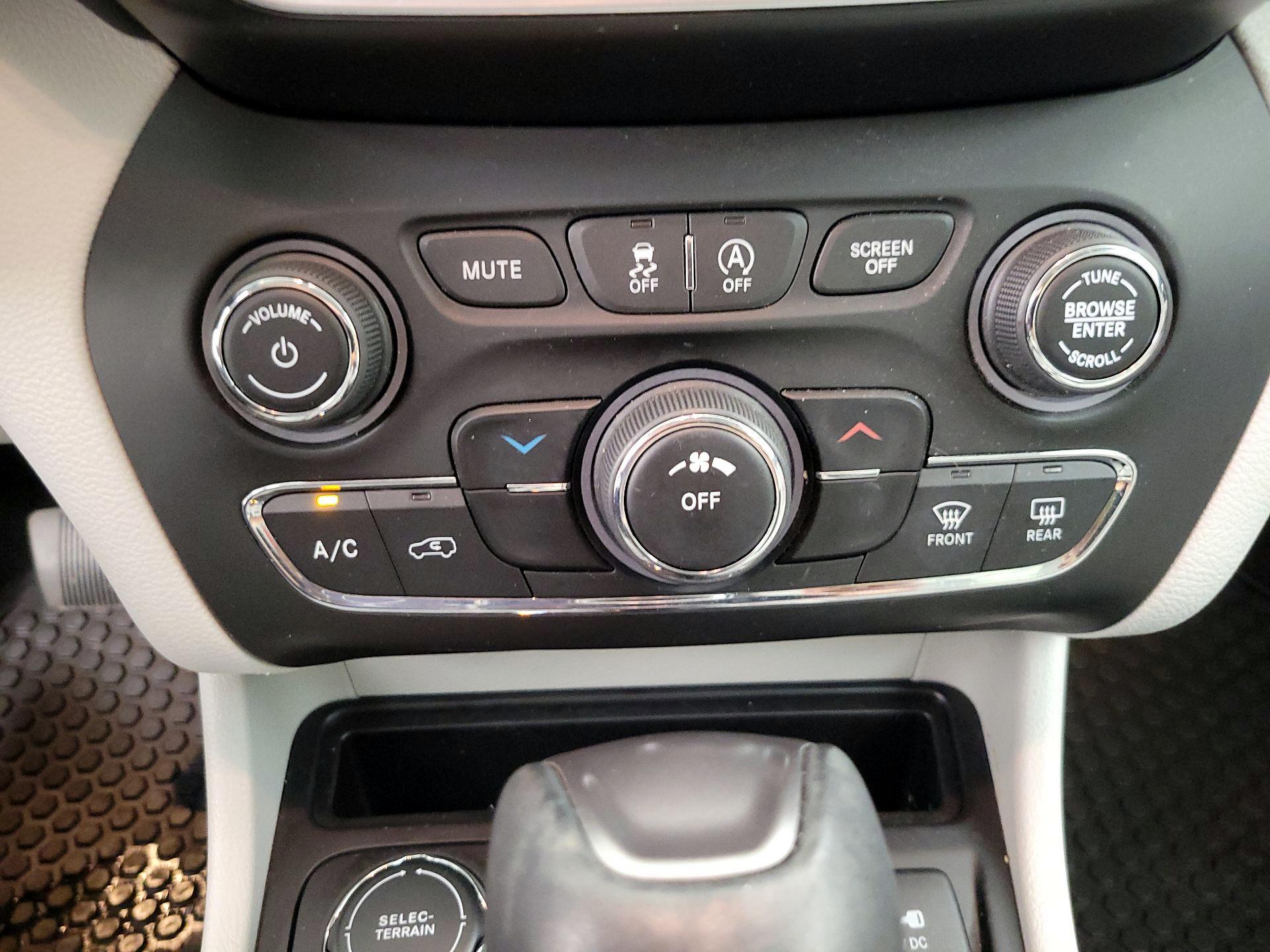 Thumbnail: 2020 Jeep Cherokee - 16