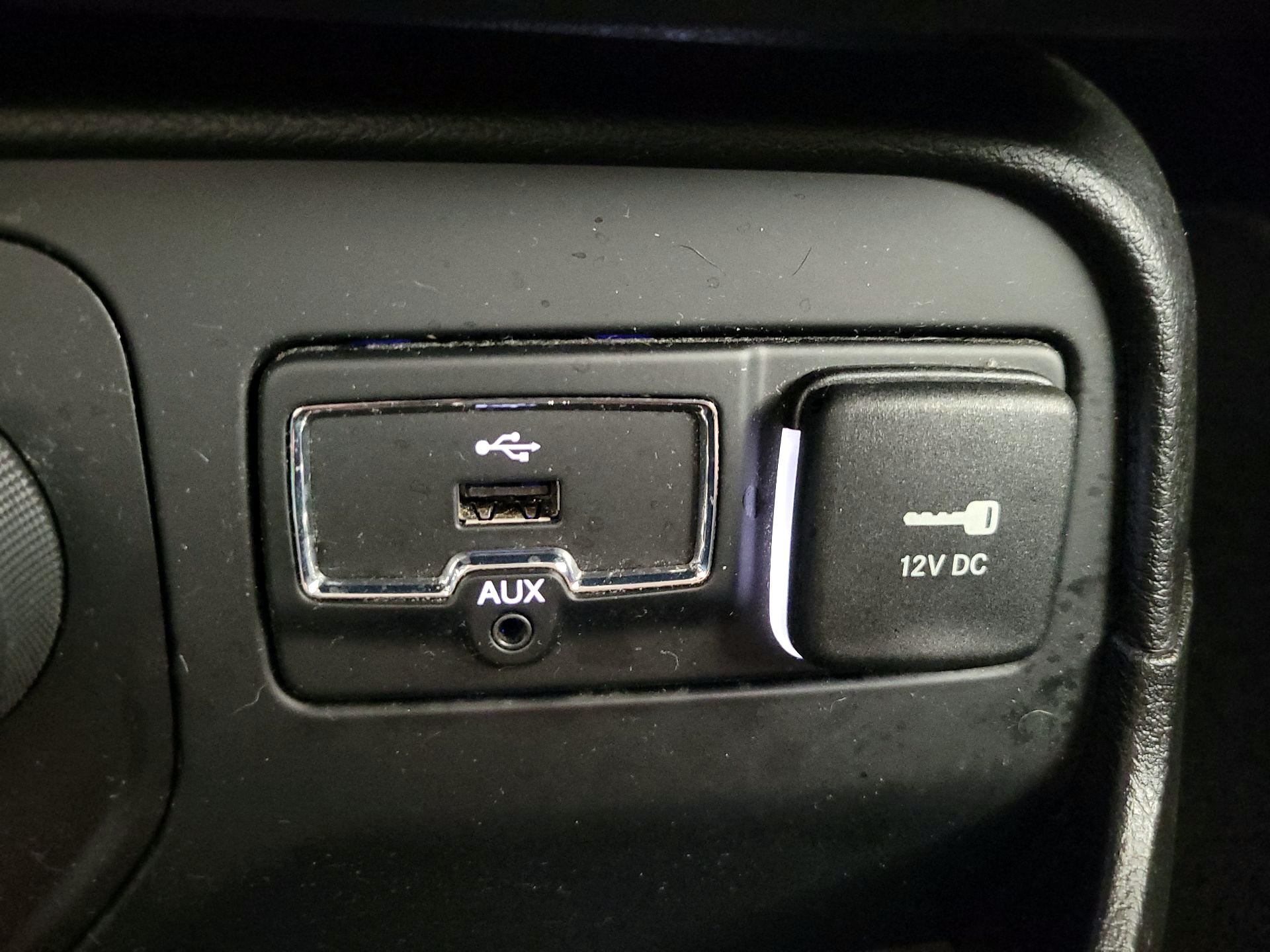 Thumbnail: 2017 Jeep Renegade - 18
