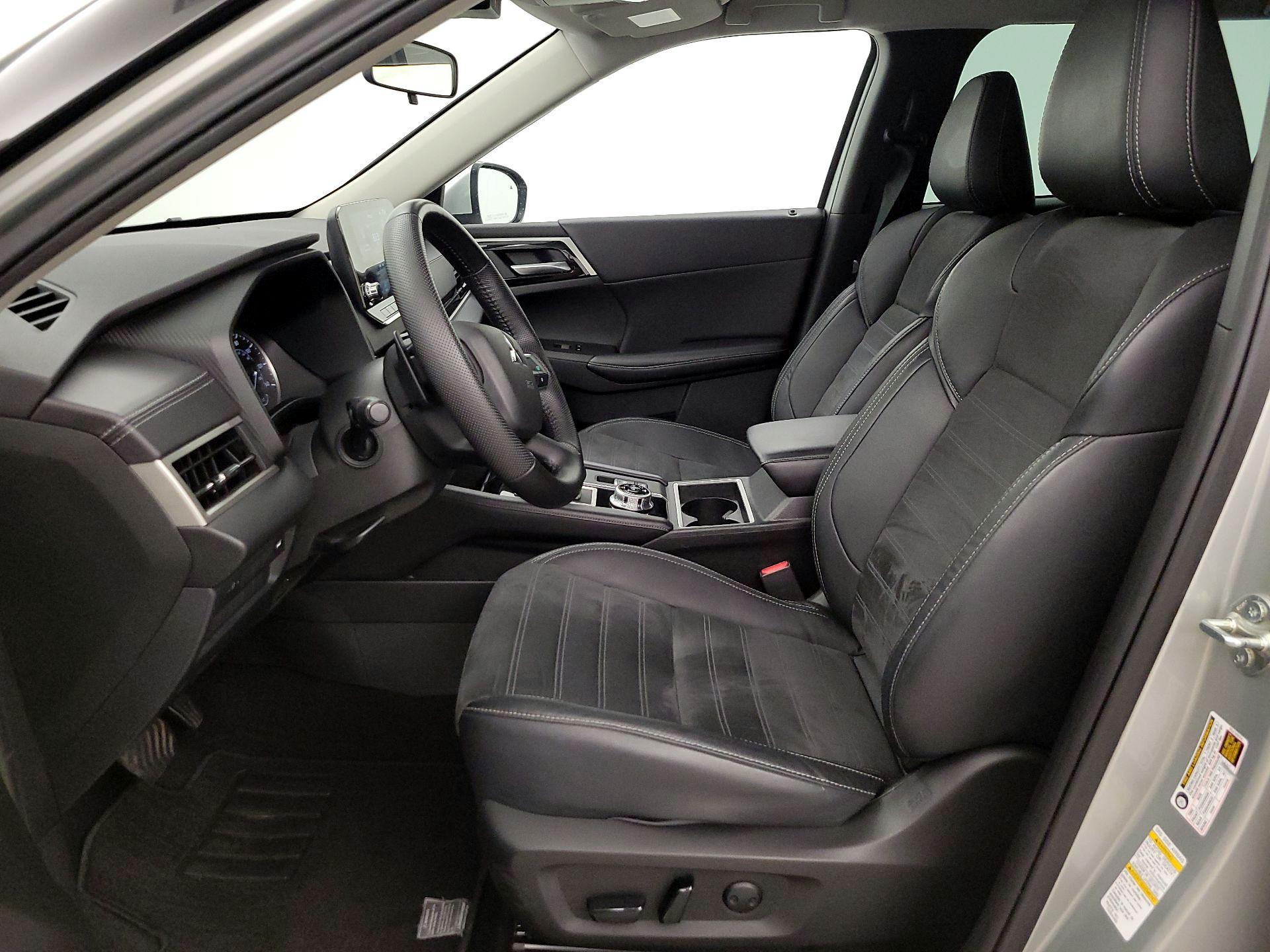 Thumbnail: 2023 Mitsubishi Outlander - 11
