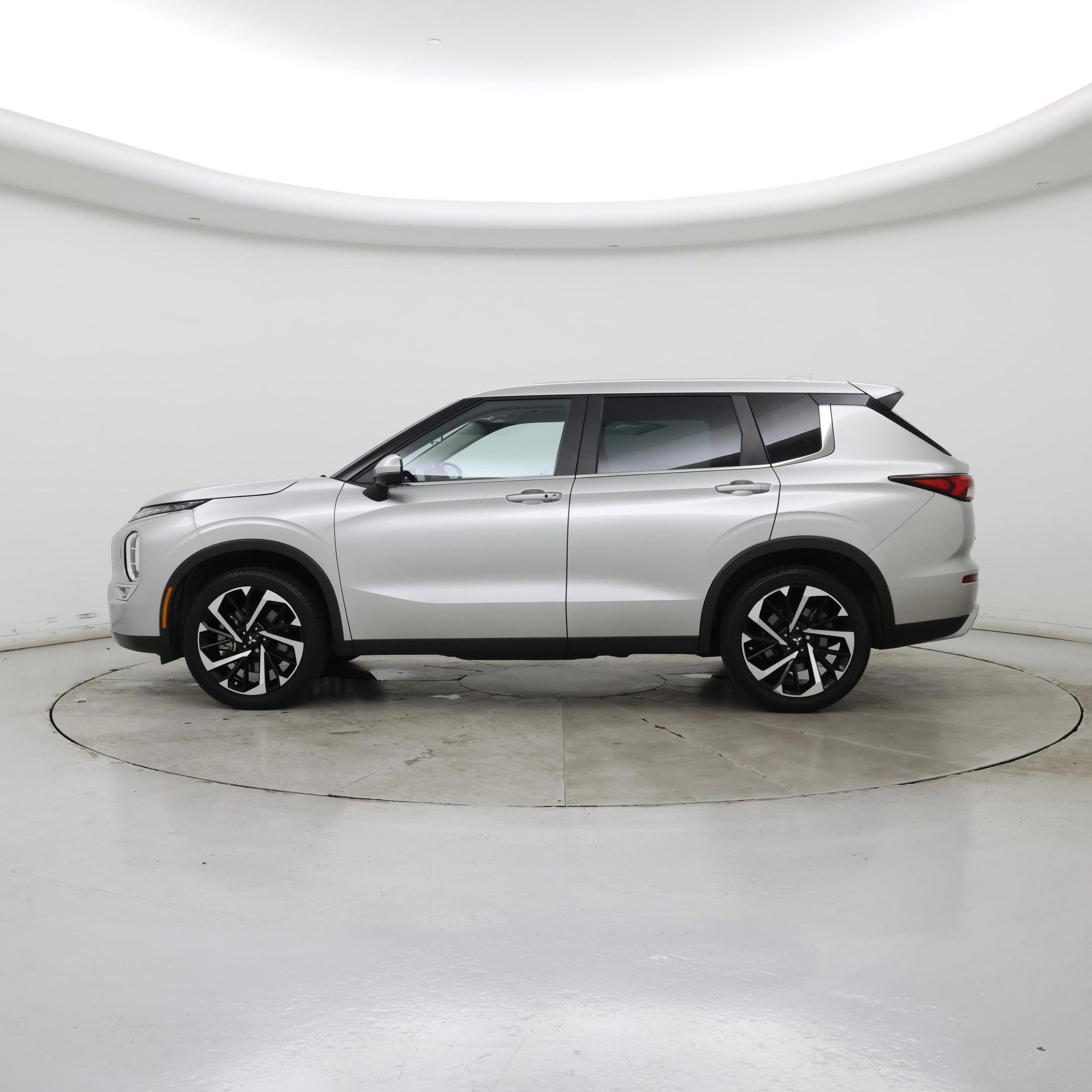 Thumbnail: 2023 Mitsubishi Outlander - 3