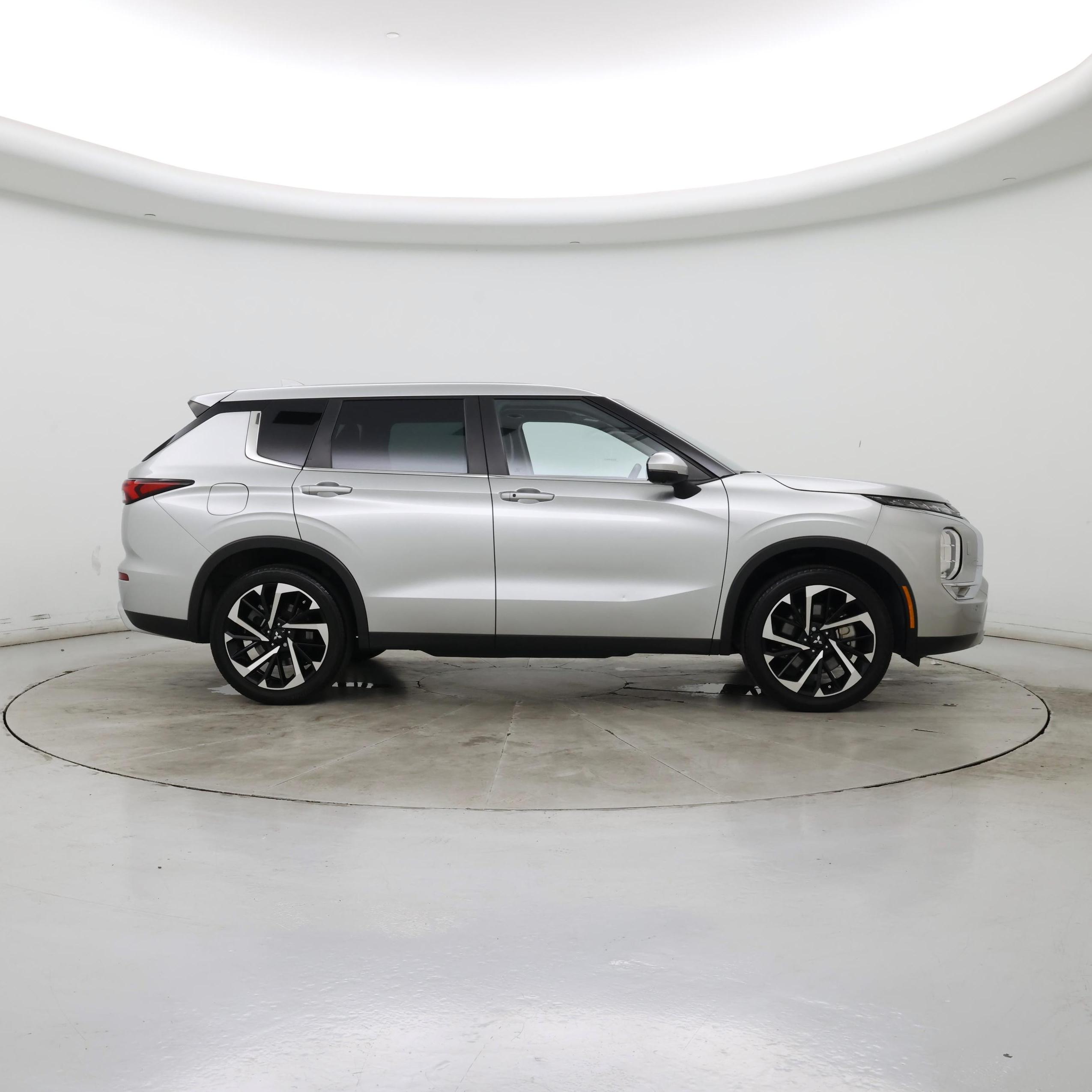 Thumbnail: 2023 Mitsubishi Outlander - 7