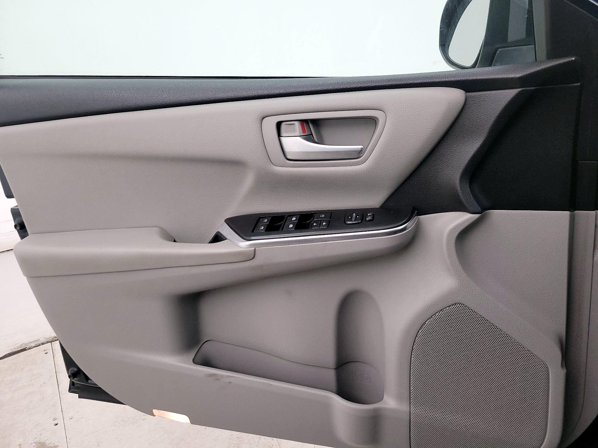 Thumbnail: 2016 Toyota Camry - 12