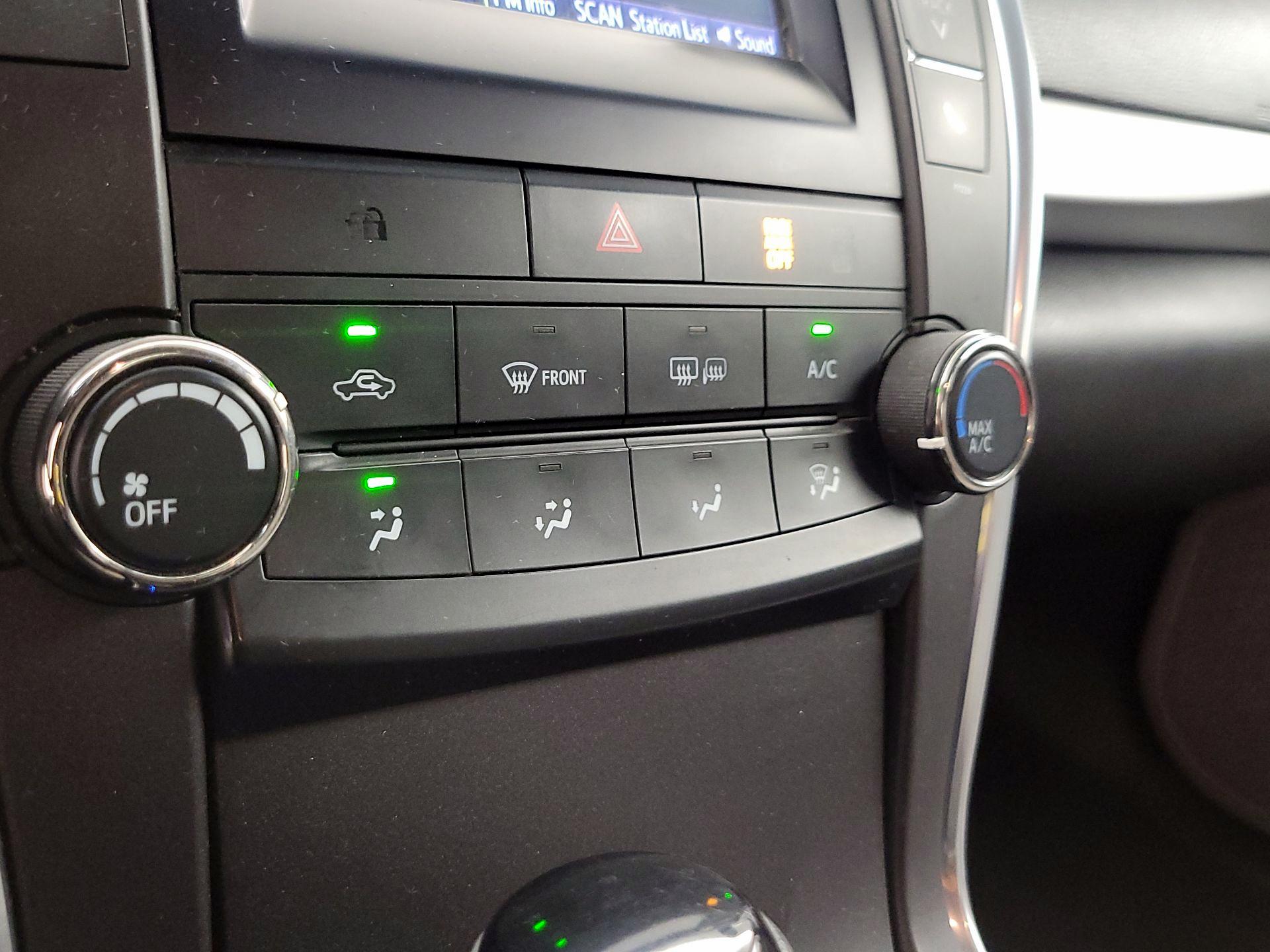 Thumbnail: 2016 Toyota Camry - 16