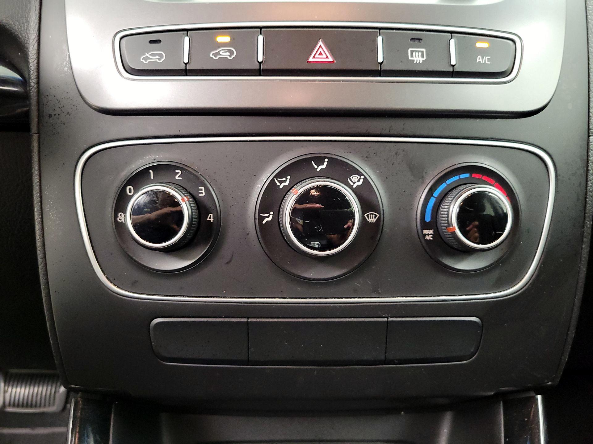 Thumbnail: 2015 Kia Sorento - 15