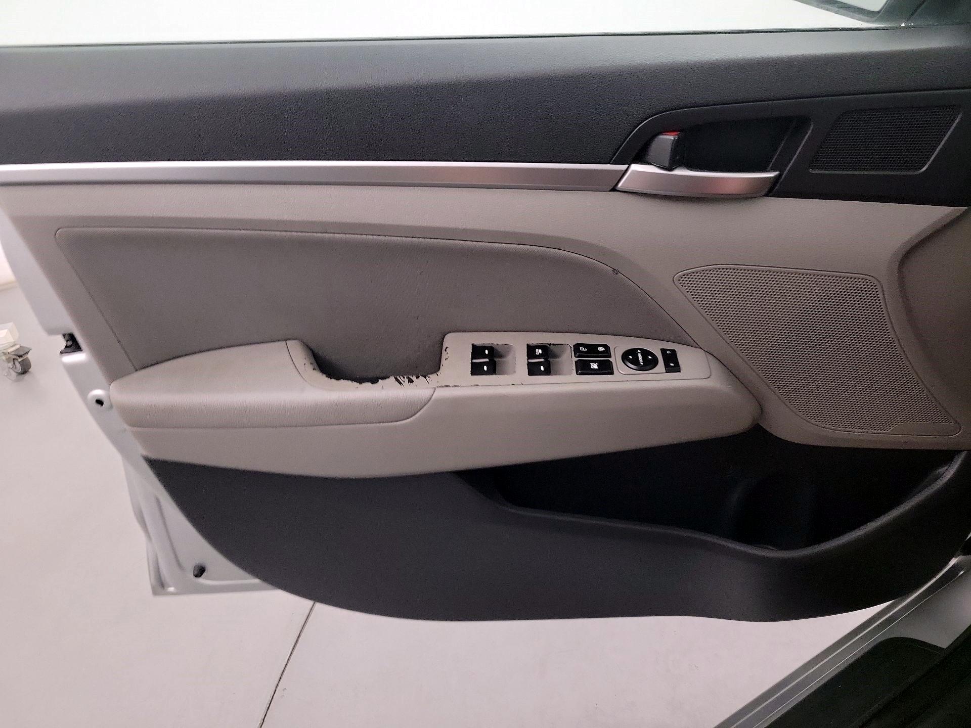 Thumbnail: 2019 Hyundai Elantra - 10