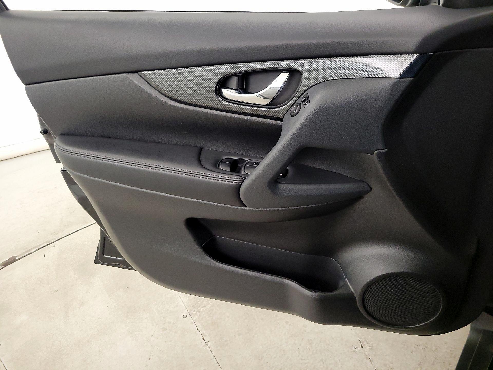 Thumbnail: 2015 Nissan Rogue - 12