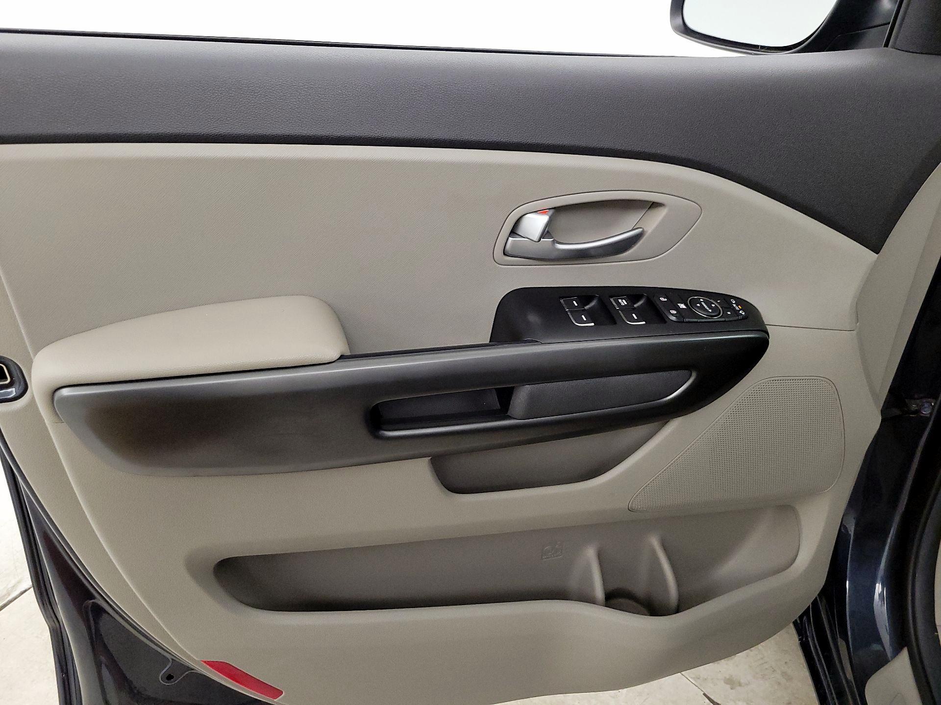 Thumbnail: 2016 Kia Sedona - 12