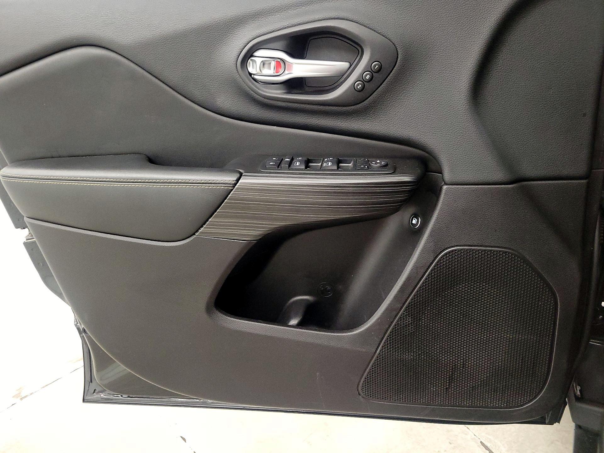 Thumbnail: 2015 Jeep Cherokee - 12