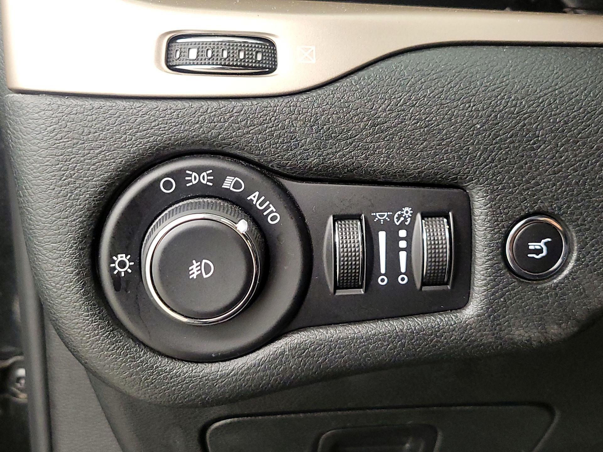 Thumbnail: 2015 Jeep Cherokee - 13