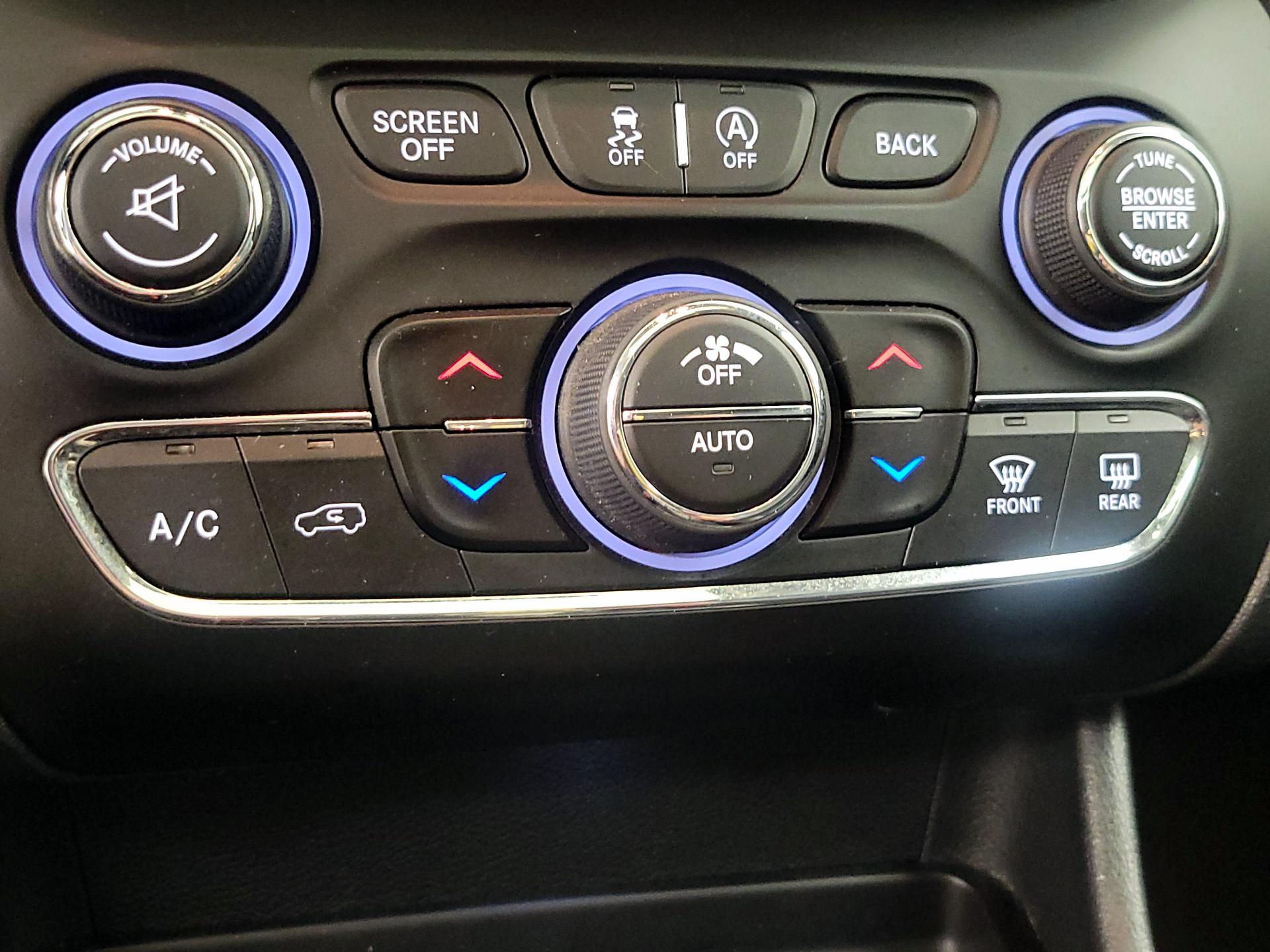 Thumbnail: 2015 Jeep Cherokee - 17