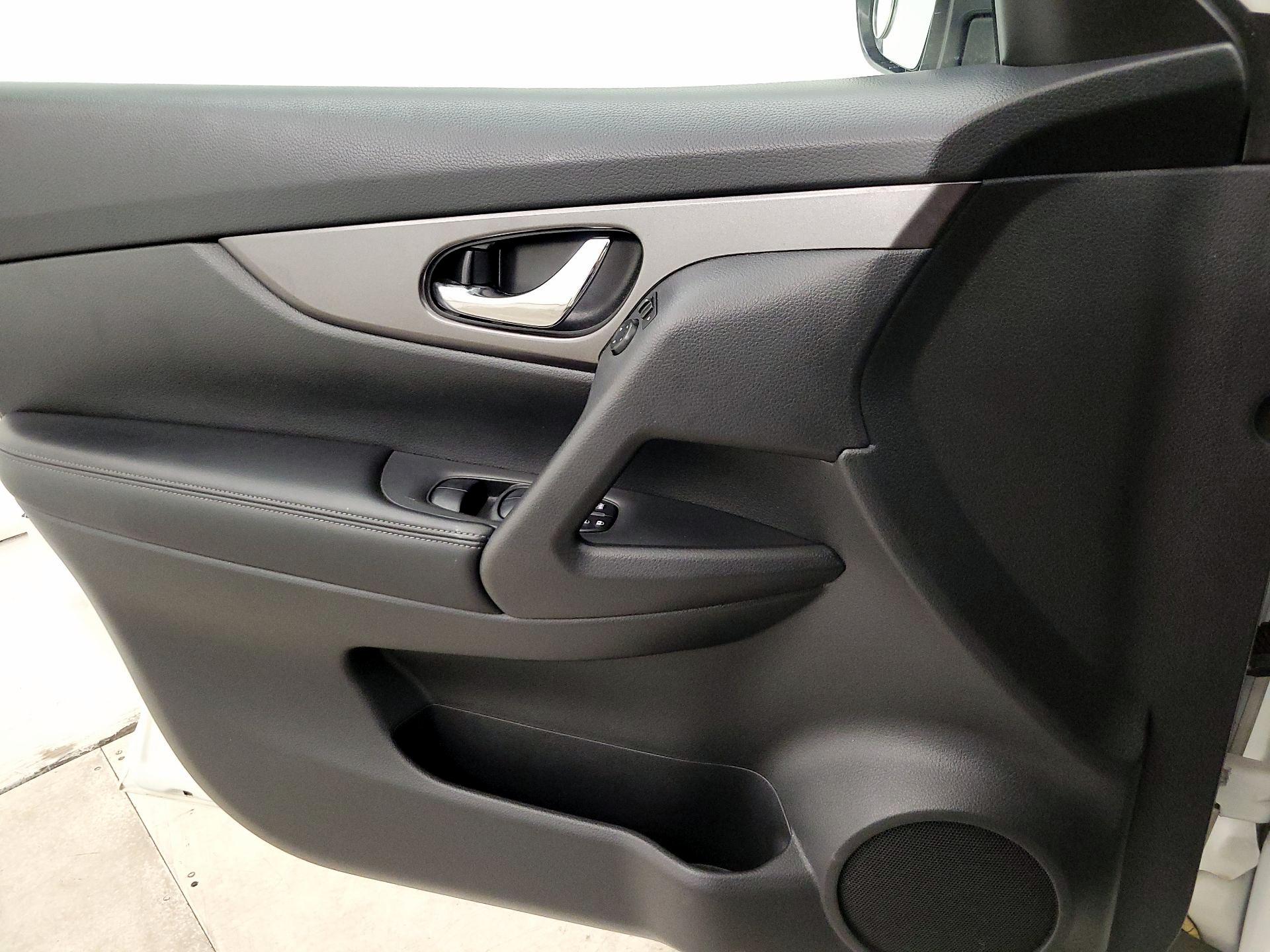 Thumbnail: 2016 Nissan Rogue - 12