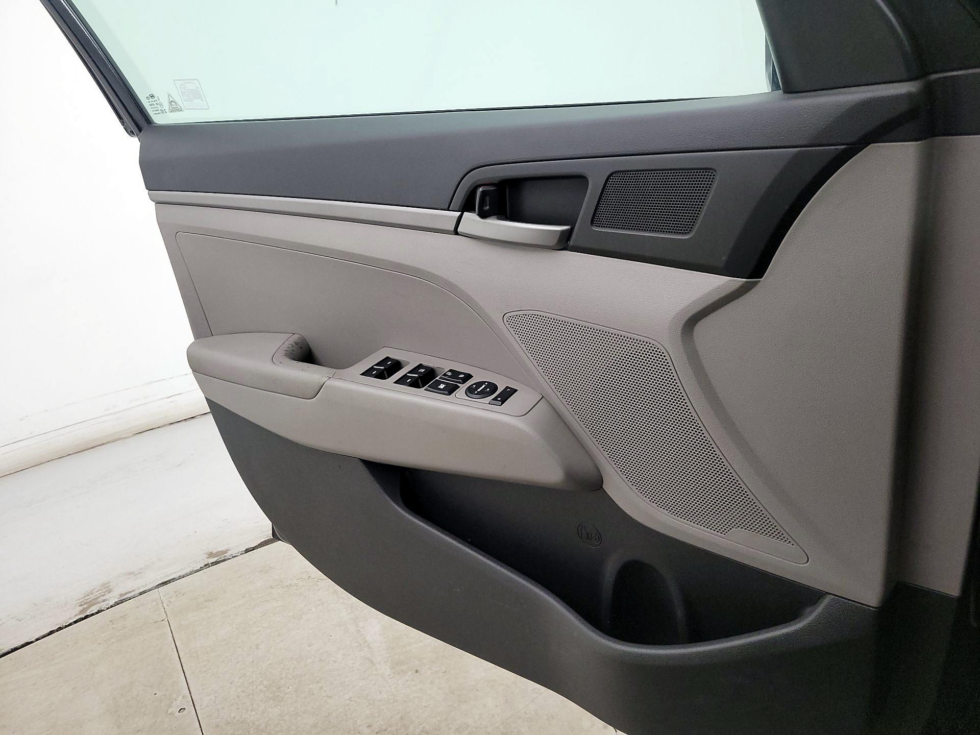 Thumbnail: 2017 Hyundai Elantra - 12