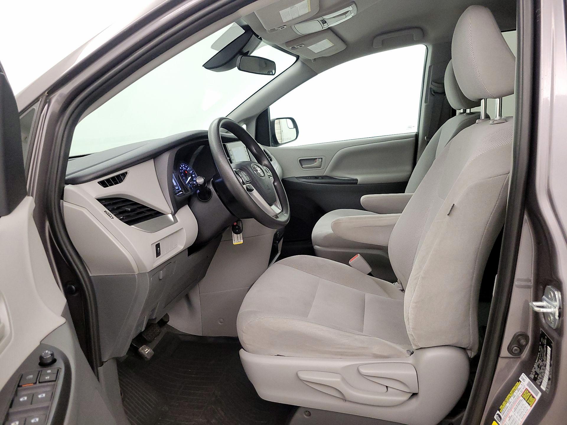 Thumbnail: 2020 Toyota Sienna - 11
