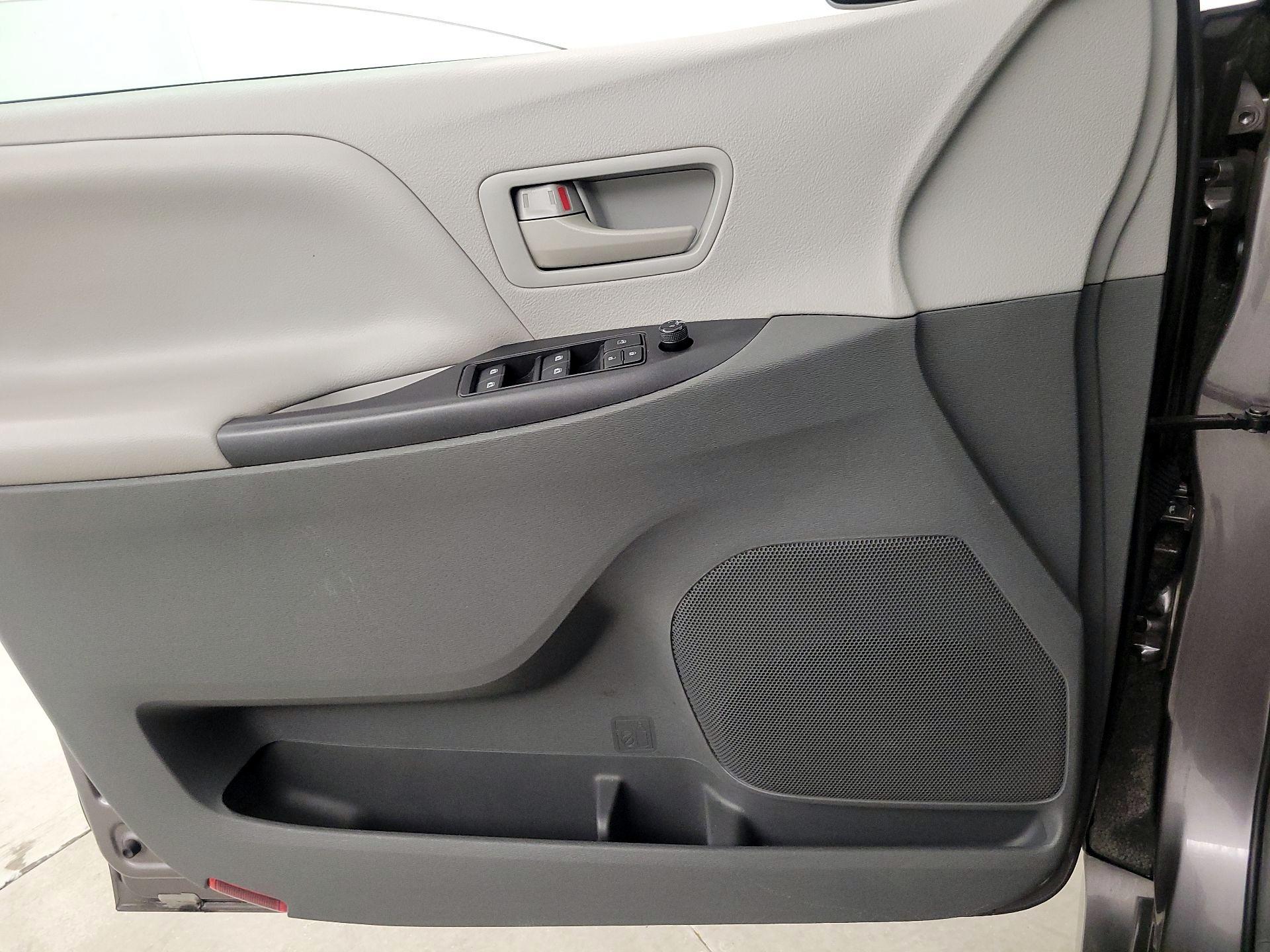 Thumbnail: 2020 Toyota Sienna - 12