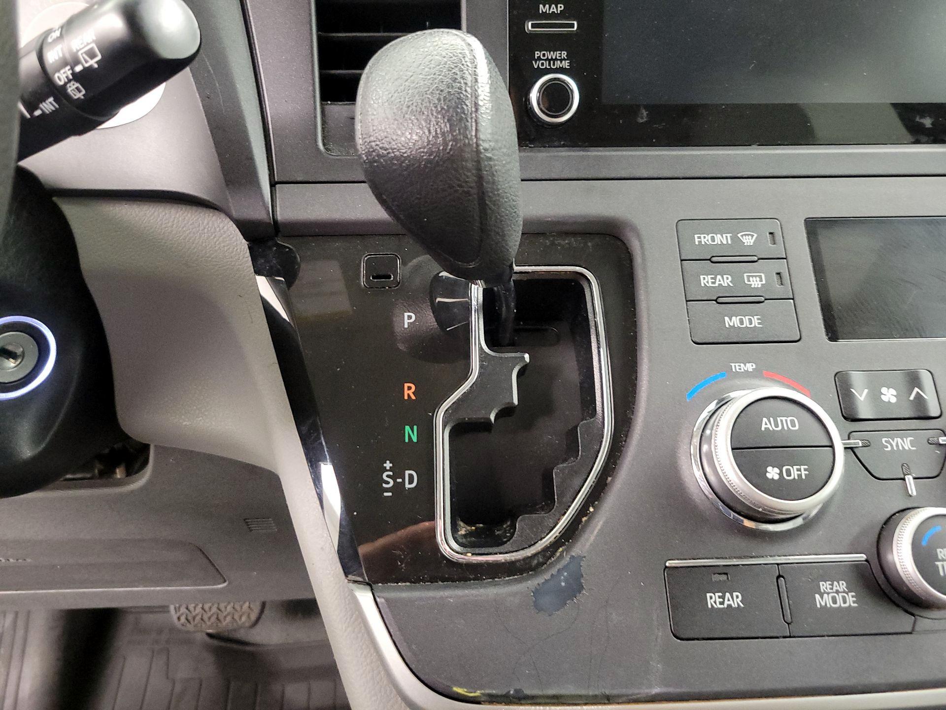 Thumbnail: 2020 Toyota Sienna - 17