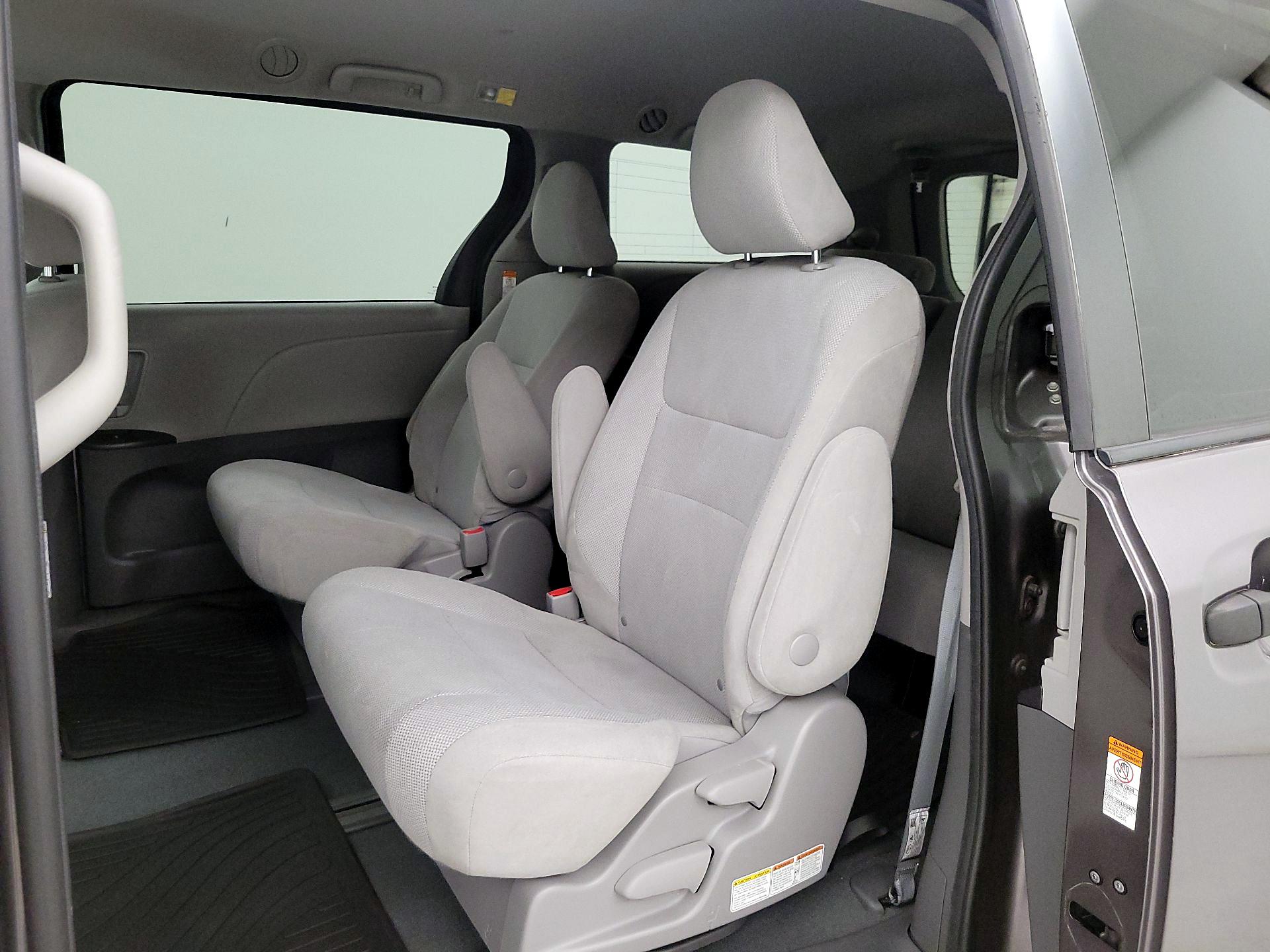 Thumbnail: 2020 Toyota Sienna - 19