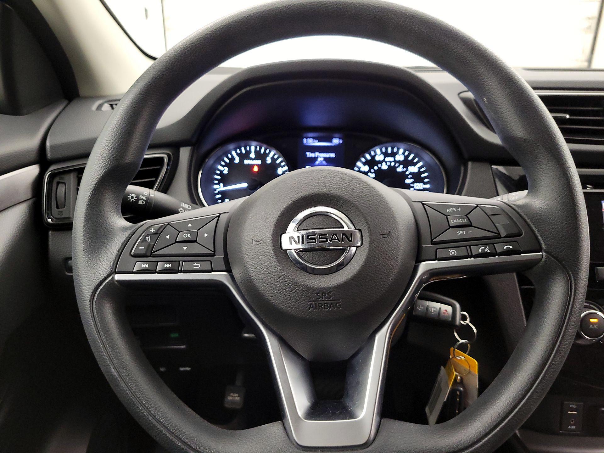 Thumbnail: 2017 Nissan Rogue Sport - 10