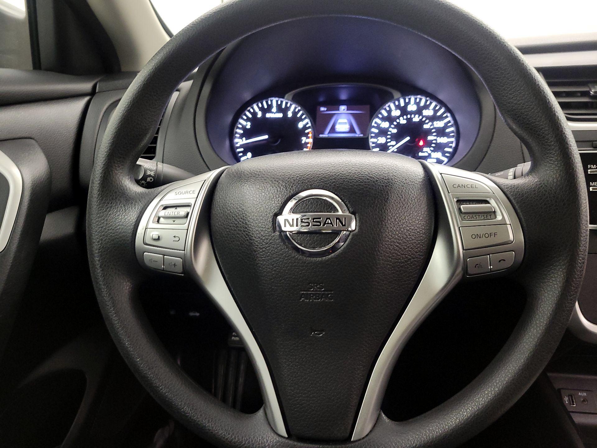 Thumbnail: 2017 Nissan Altima - 10