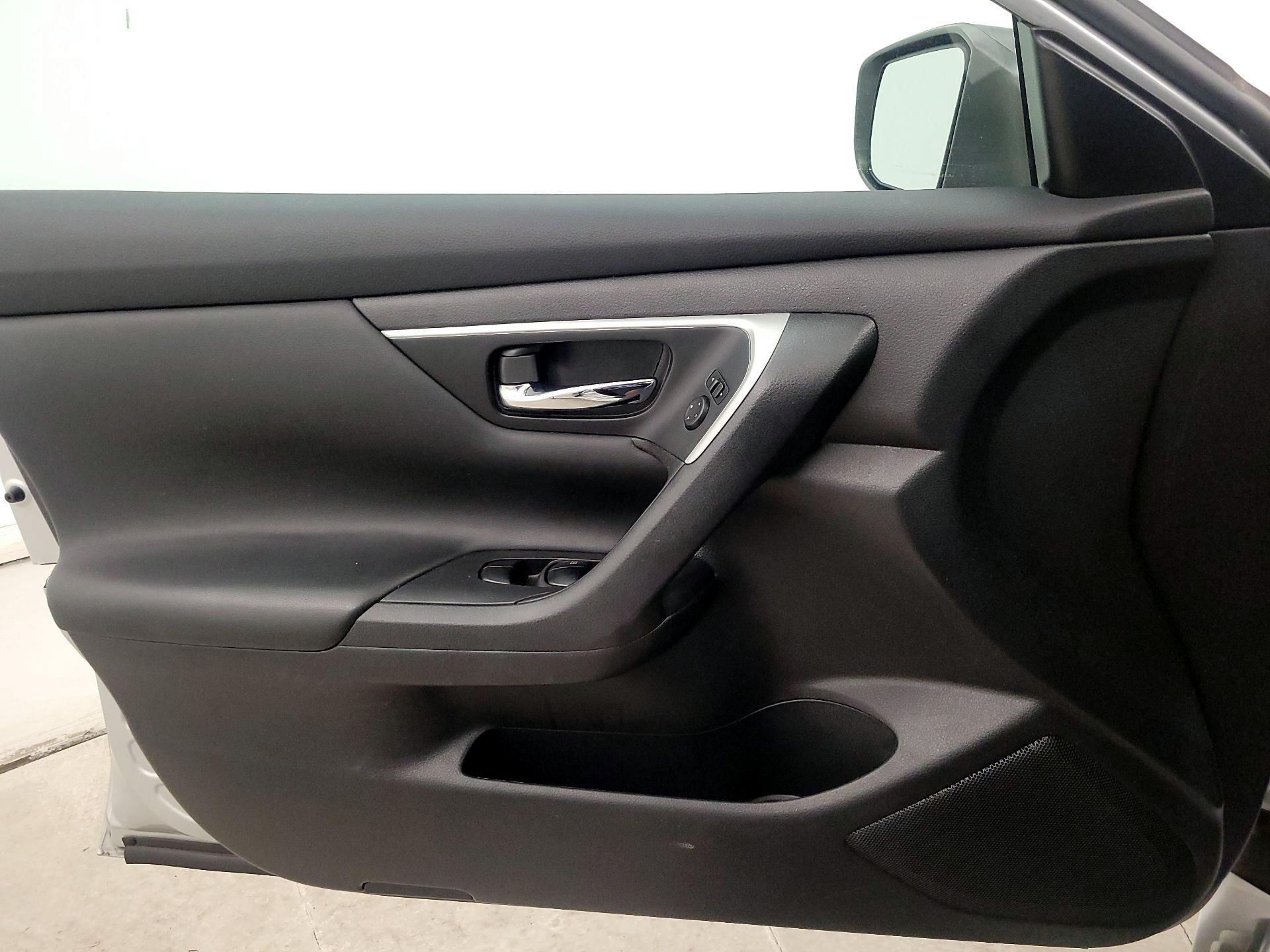 Thumbnail: 2017 Nissan Altima - 12