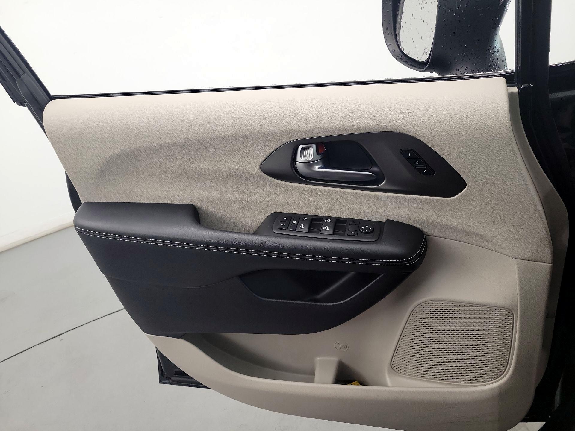 Thumbnail: 2023 Chrysler Pacifica - 12