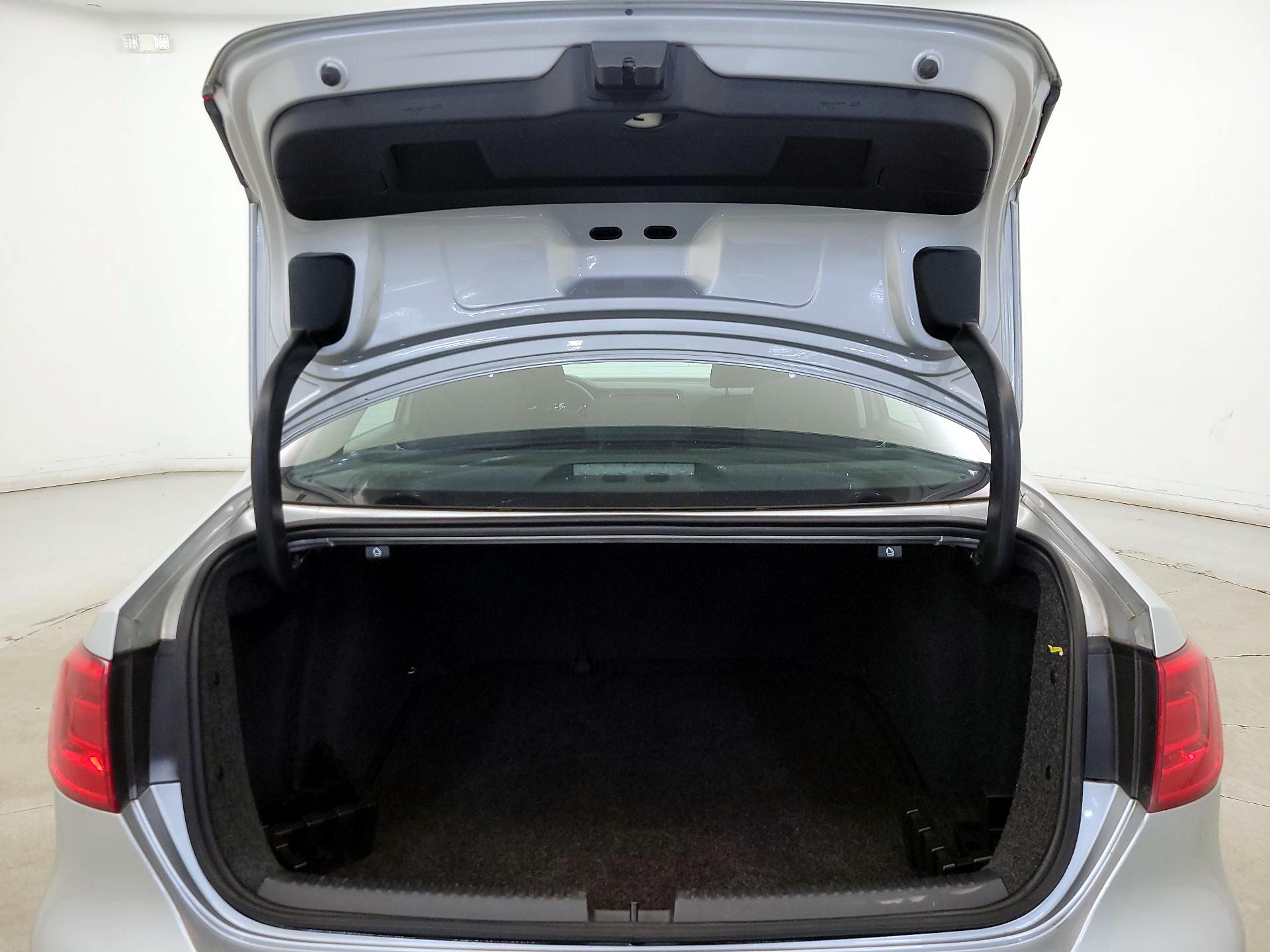 Thumbnail: 2014 Volkswagen Jetta - 19