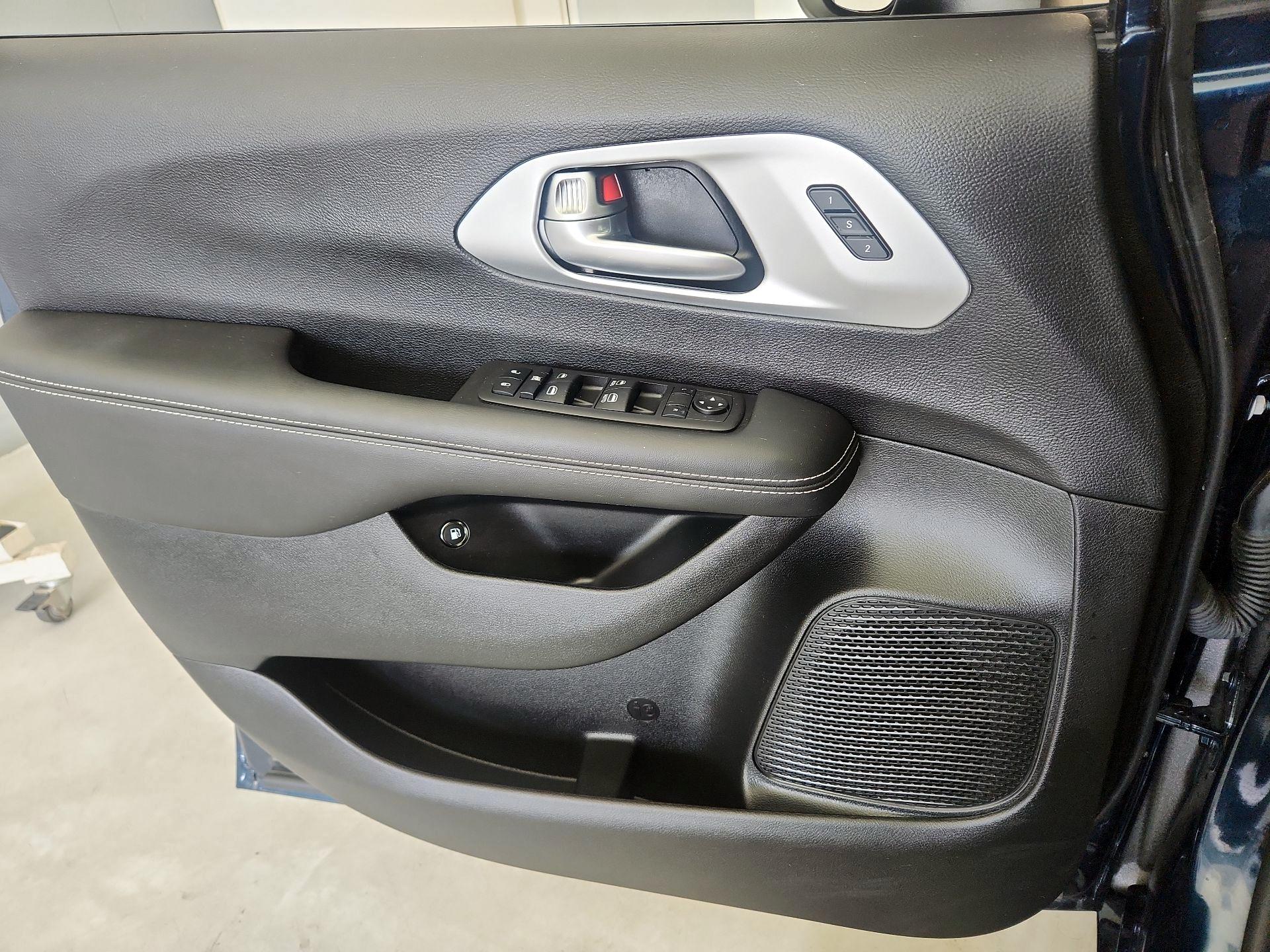 Thumbnail: 2023 Chrysler Pacifica - 12