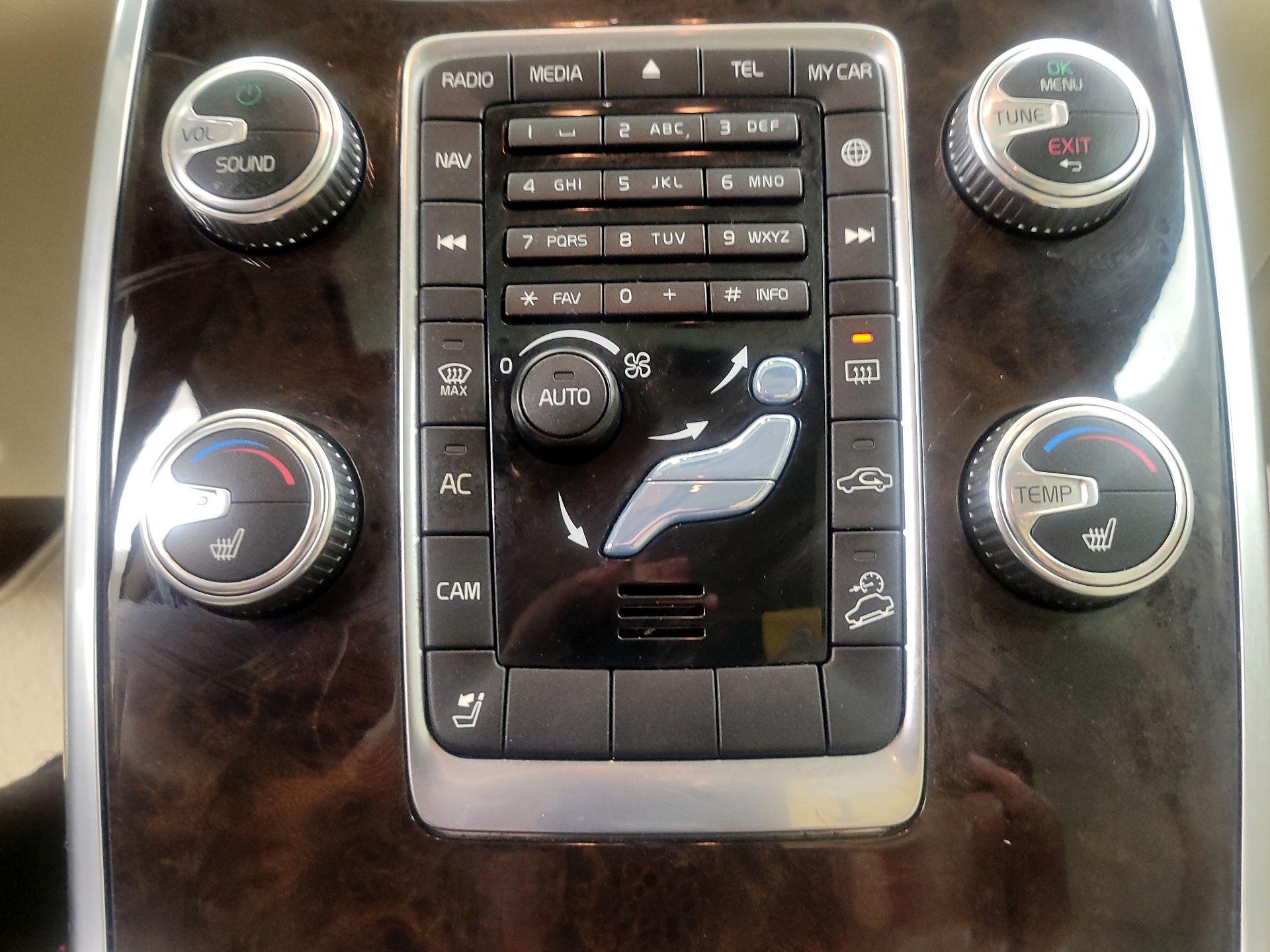 Thumbnail: 2016 Volvo XC70 - 17