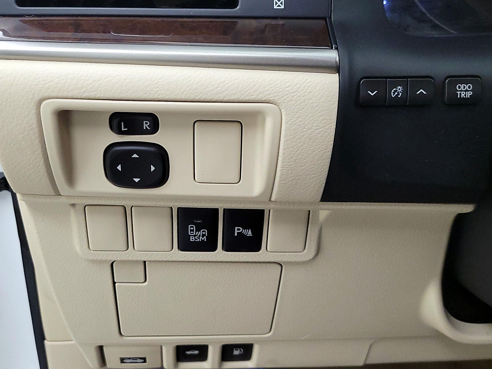 Thumbnail: 2014 Lexus ES - 13