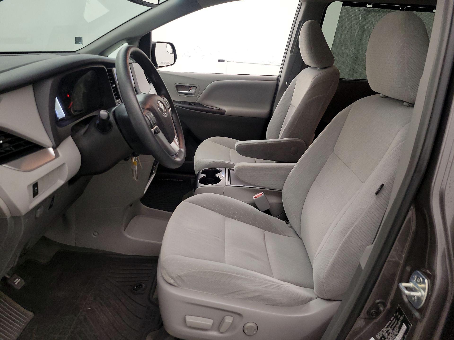 Thumbnail: 2015 Toyota Sienna - 11