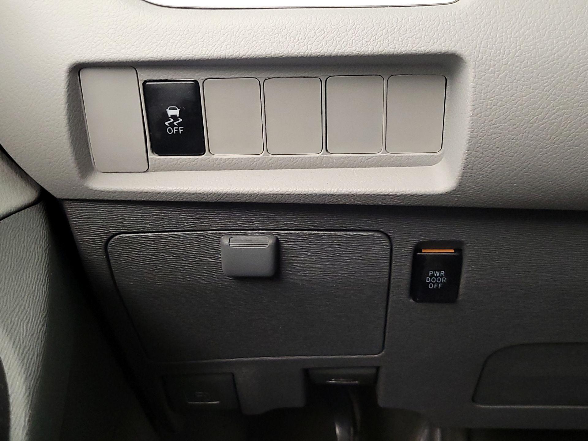 Thumbnail: 2015 Toyota Sienna - 13