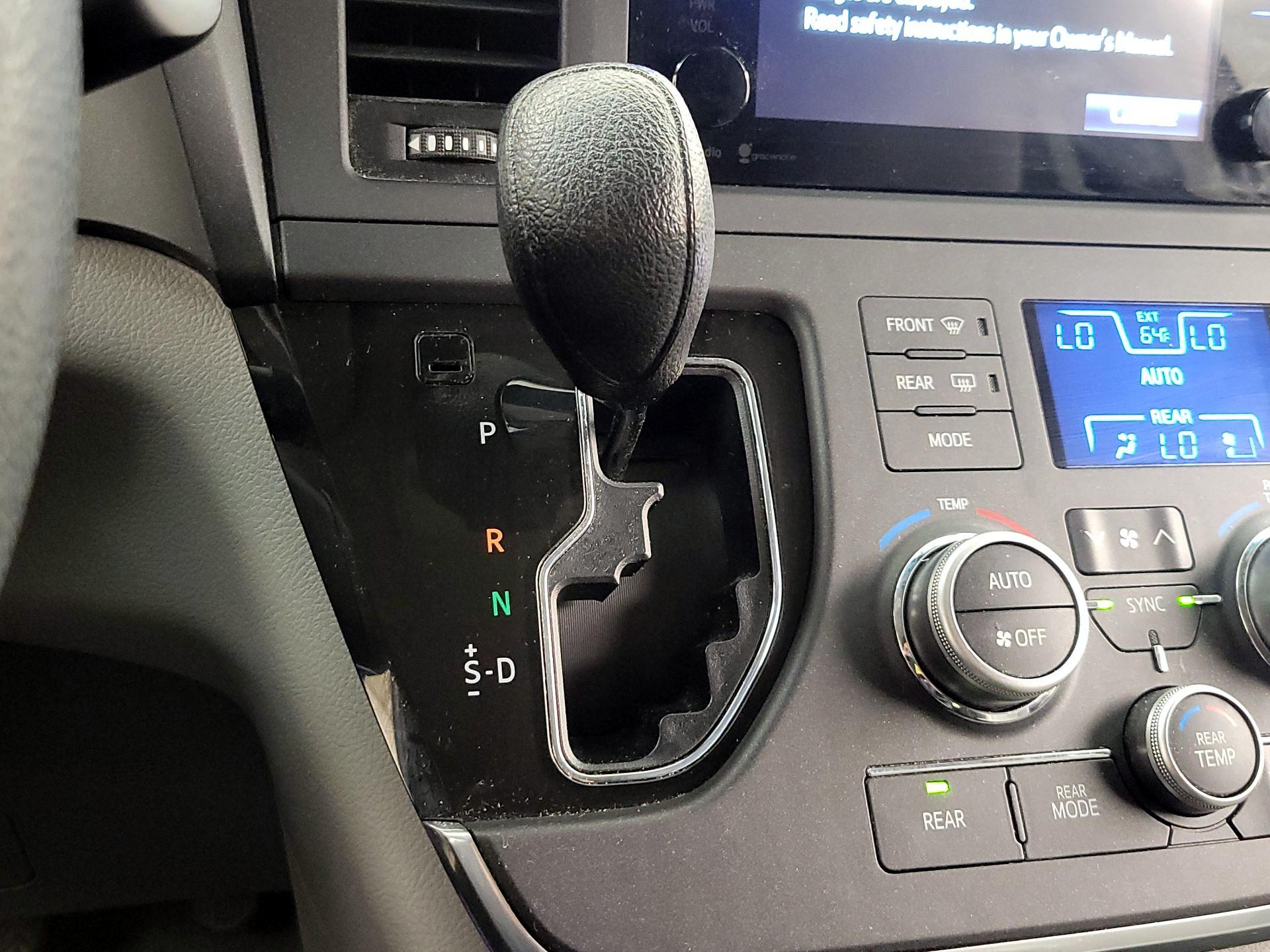 Thumbnail: 2015 Toyota Sienna - 17