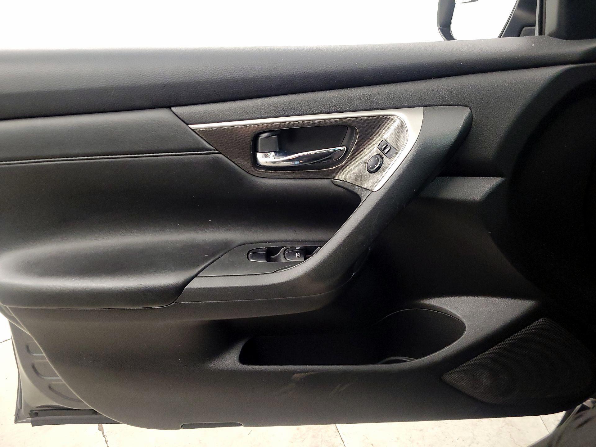 Thumbnail: 2015 Nissan Altima - 12