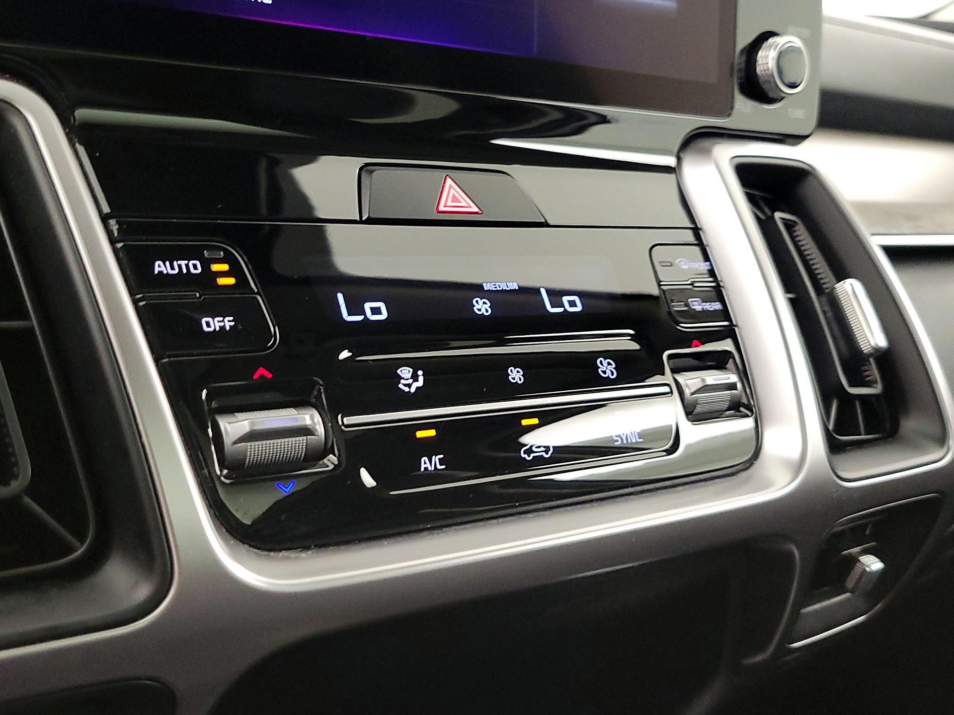 Thumbnail: 2023 Kia Sorento - 17