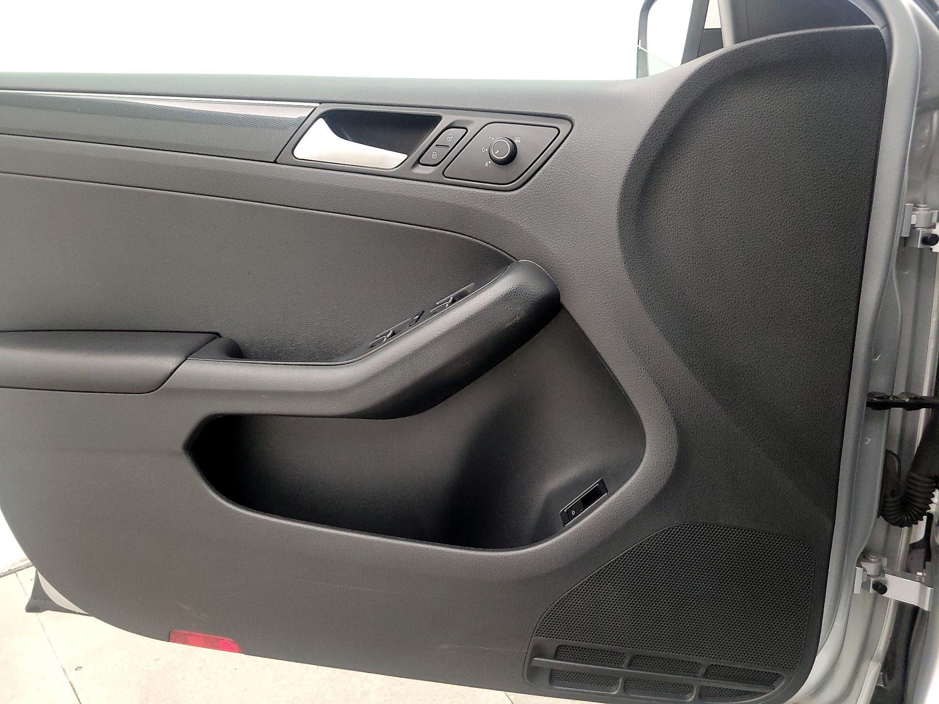 Thumbnail: 2015 Volkswagen Jetta - 12