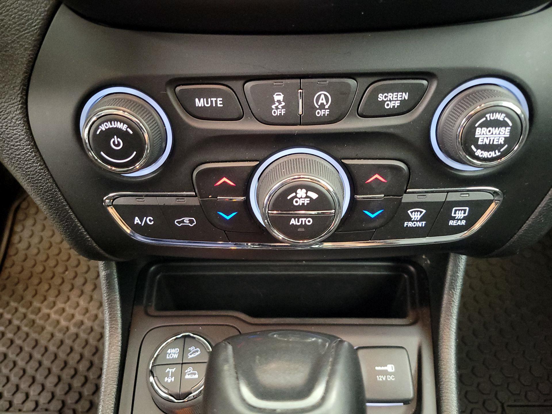 Thumbnail: 2022 Jeep Cherokee - 16