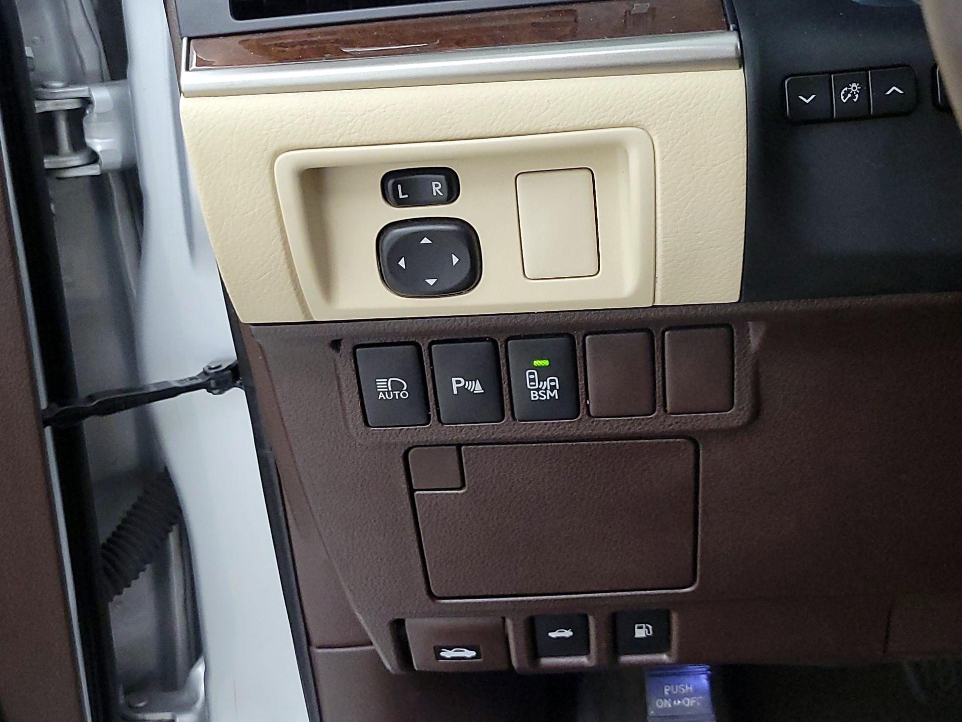 Thumbnail: 2016 Lexus ES - 13