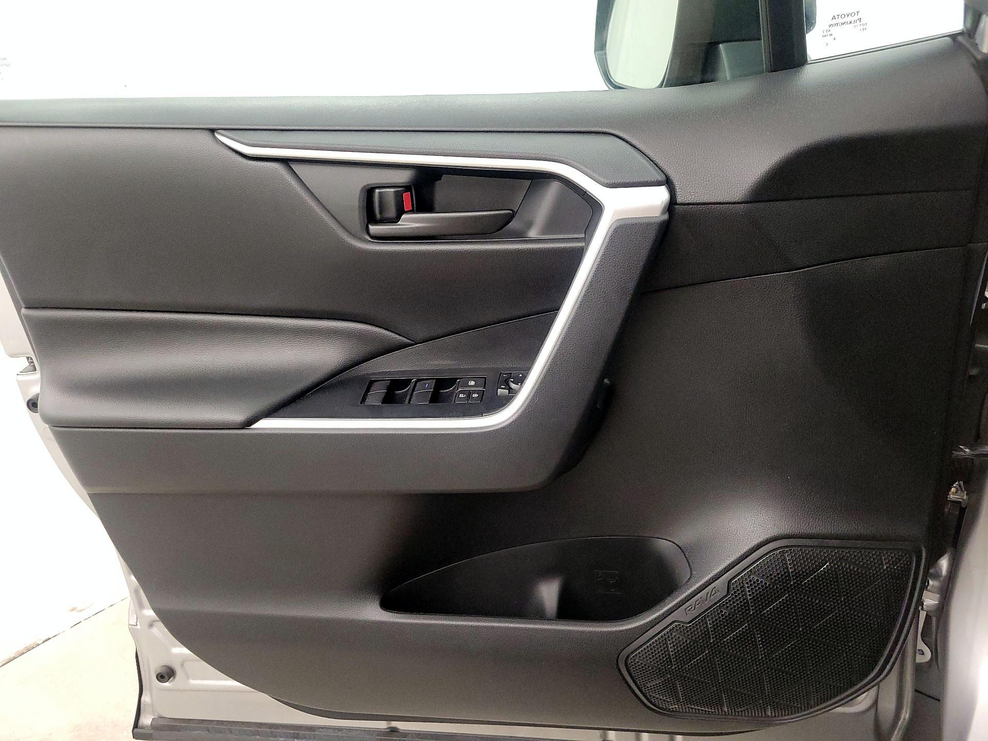 Thumbnail: 2020 Toyota RAV4 - 12