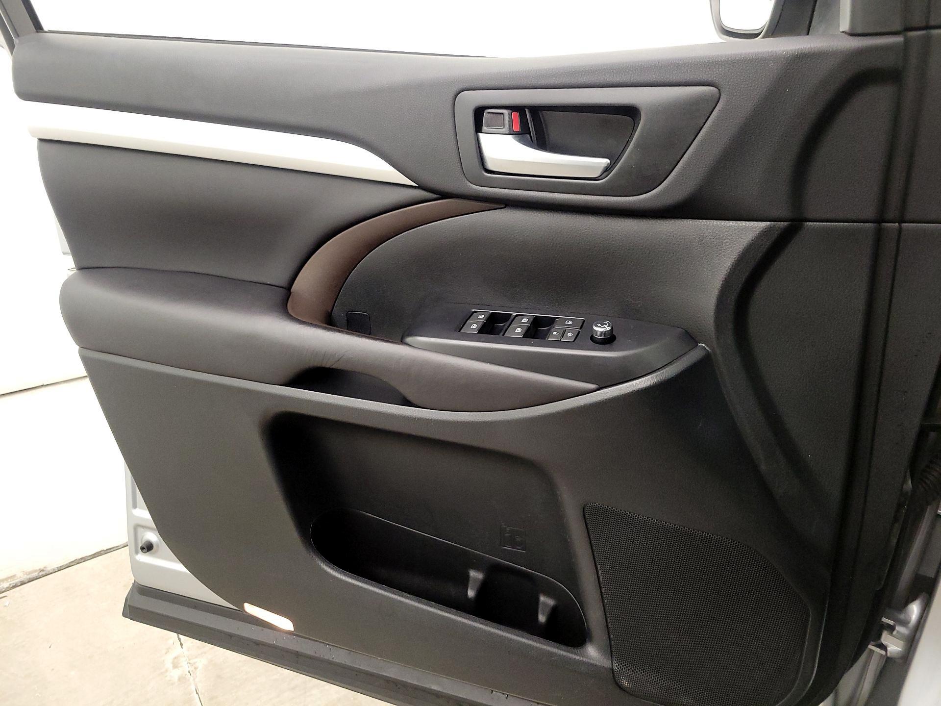 Thumbnail: 2016 Toyota Highlander - 12