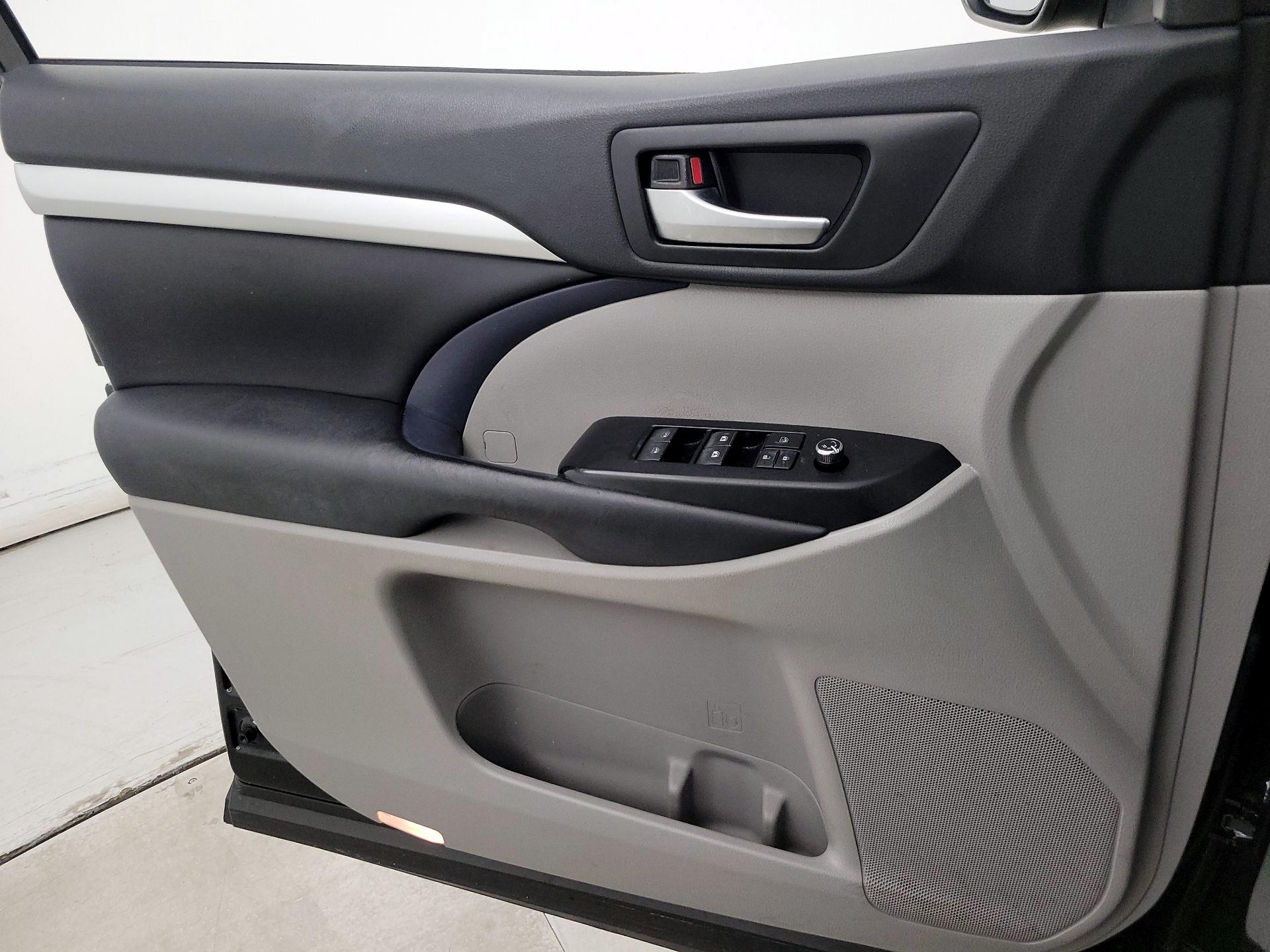Thumbnail: 2019 Toyota Highlander - 12