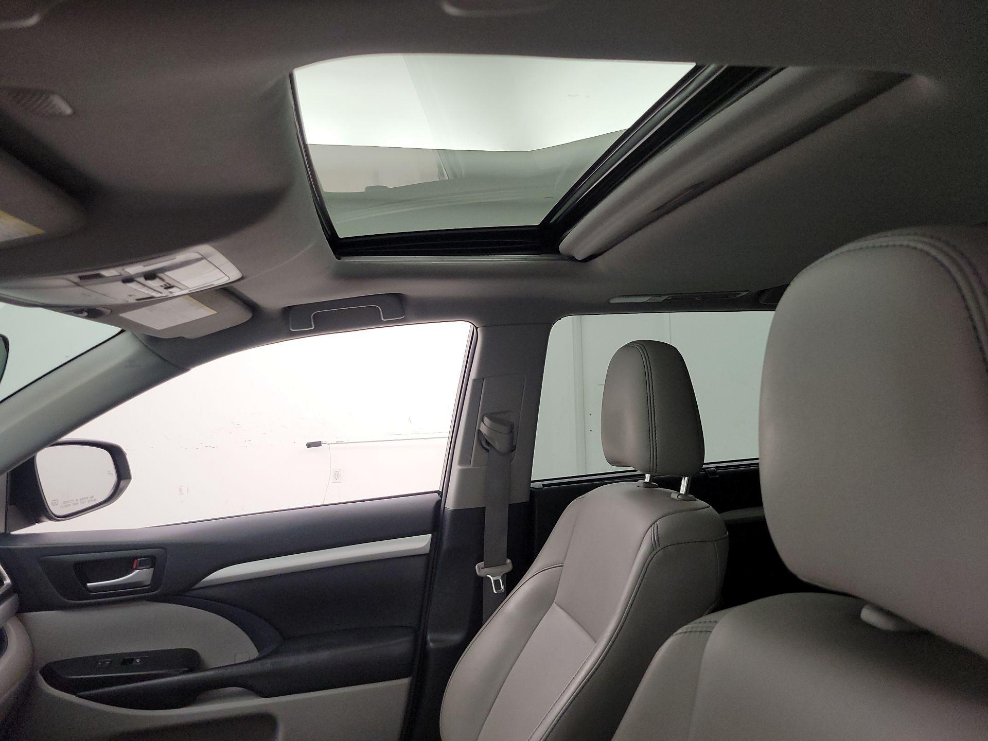 Thumbnail: 2019 Toyota Highlander - 19