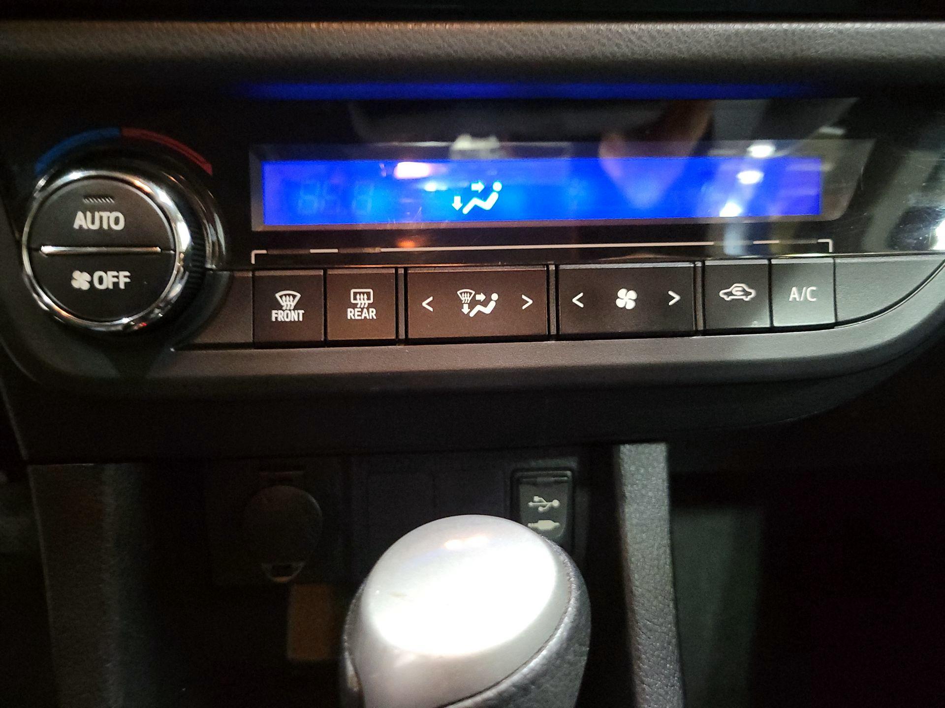 Thumbnail: 2014 Toyota Corolla - 16