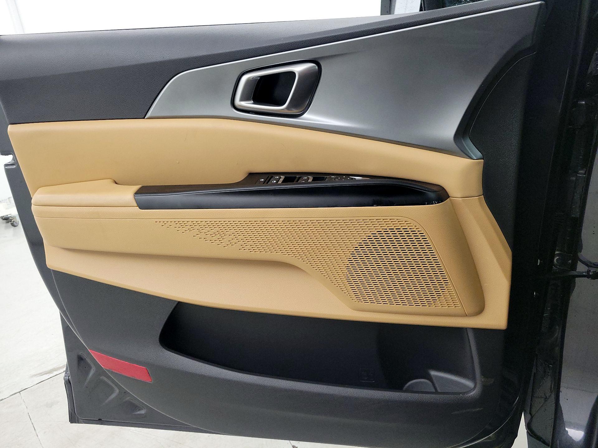 Thumbnail: 2023 Kia Carnival - 12