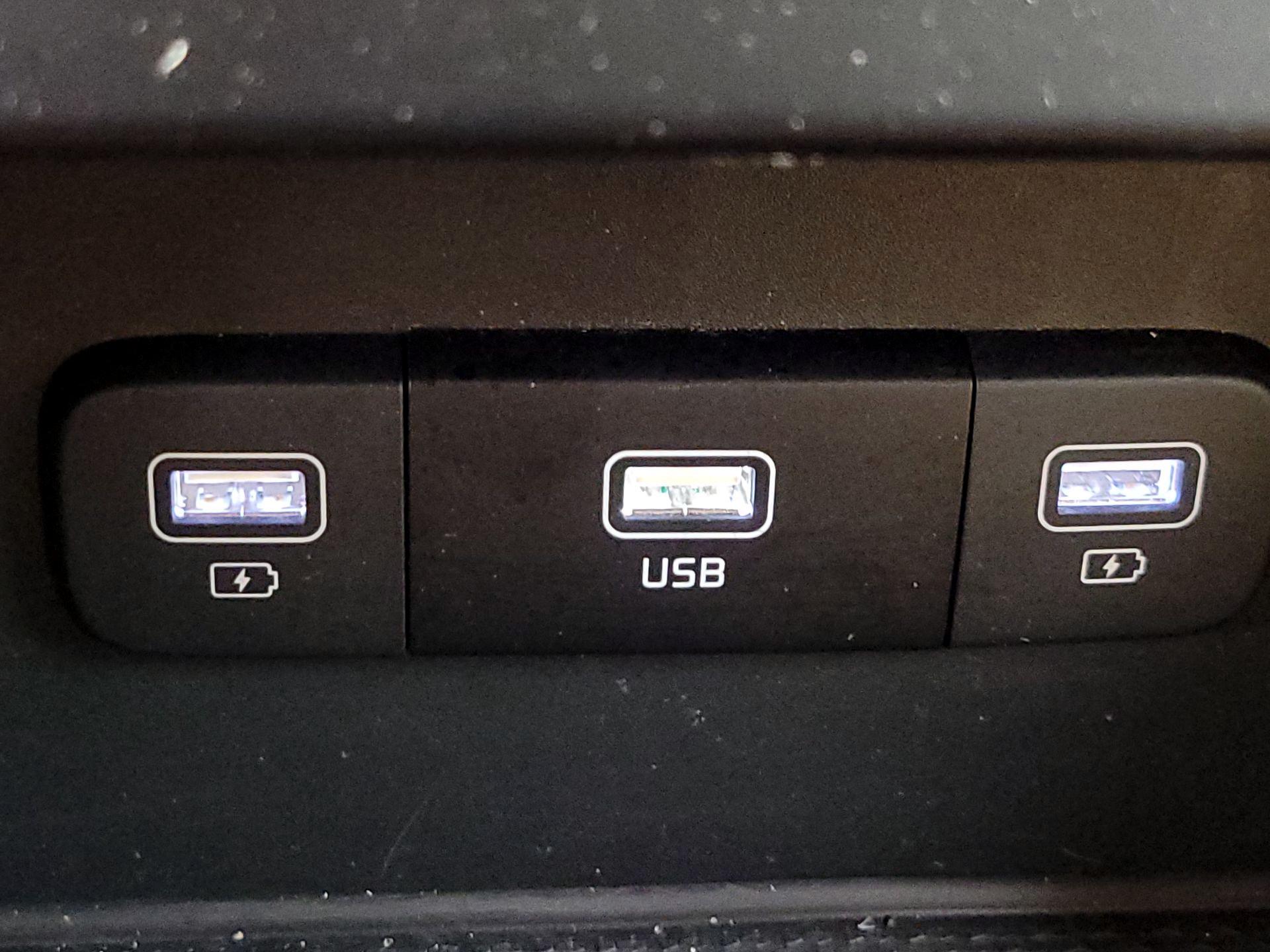 Thumbnail: 2023 Kia Carnival - 18