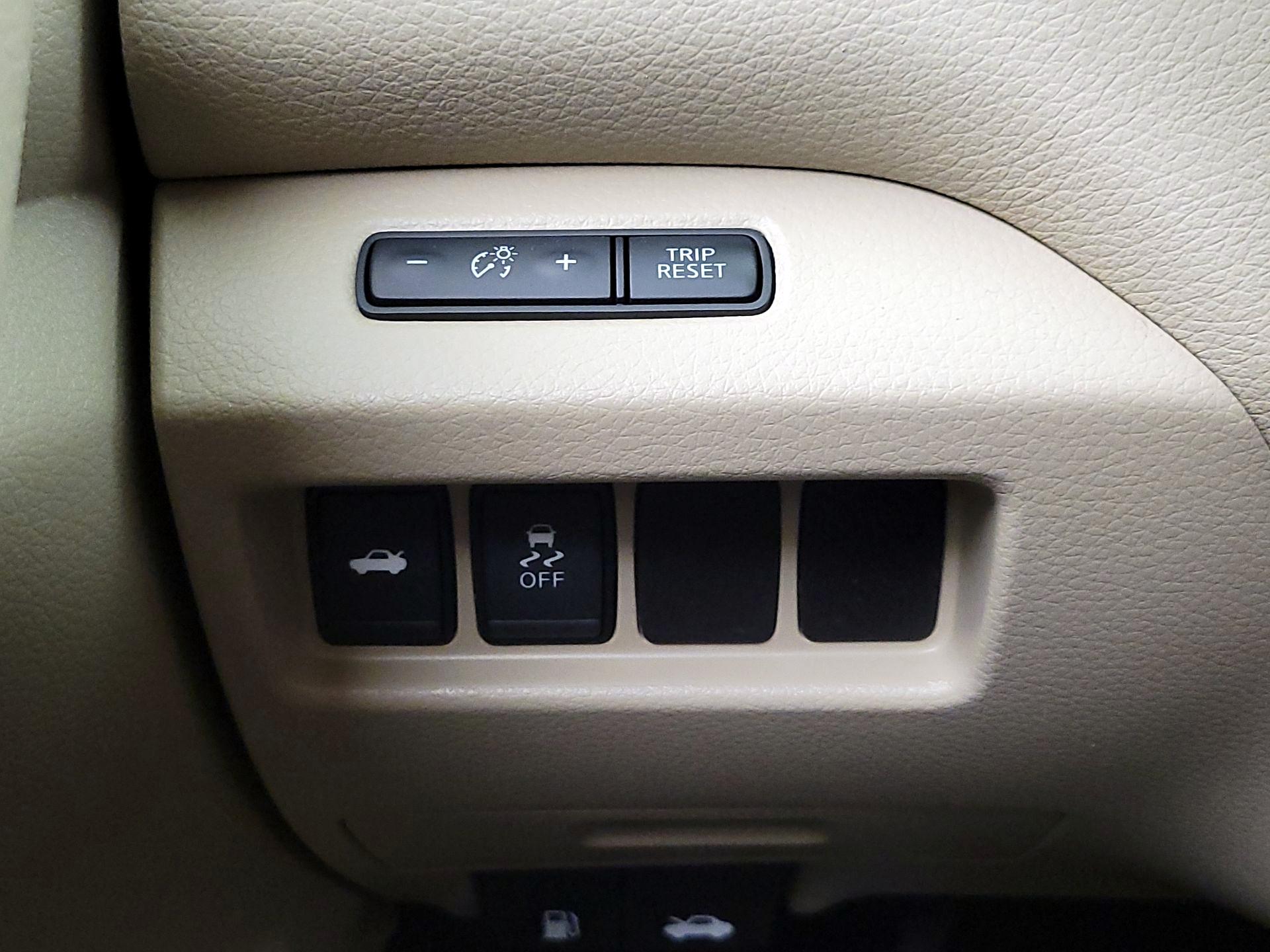 Thumbnail: 2017 Nissan Altima - 13