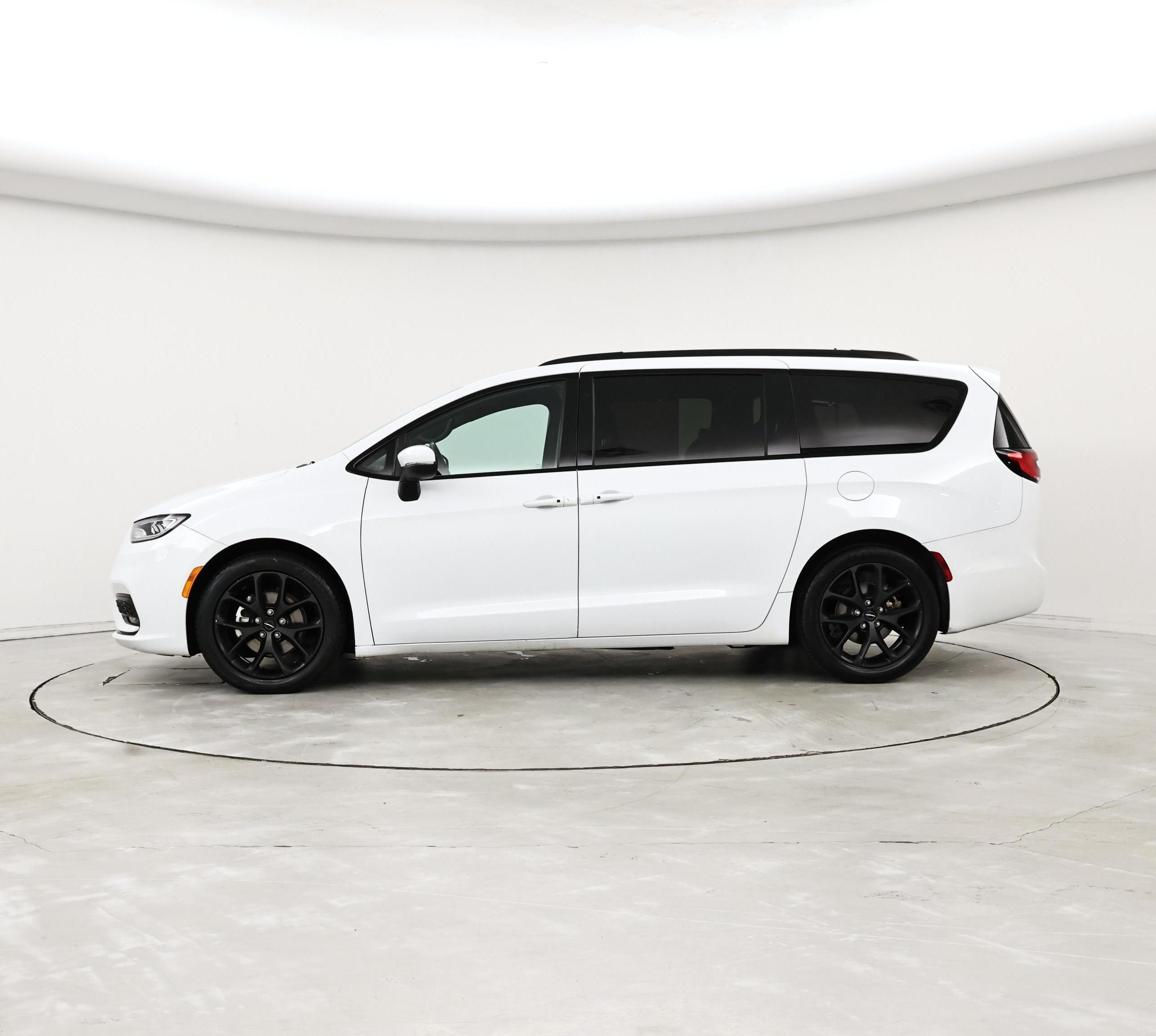 Thumbnail: 2023 Chrysler Pacifica - 3