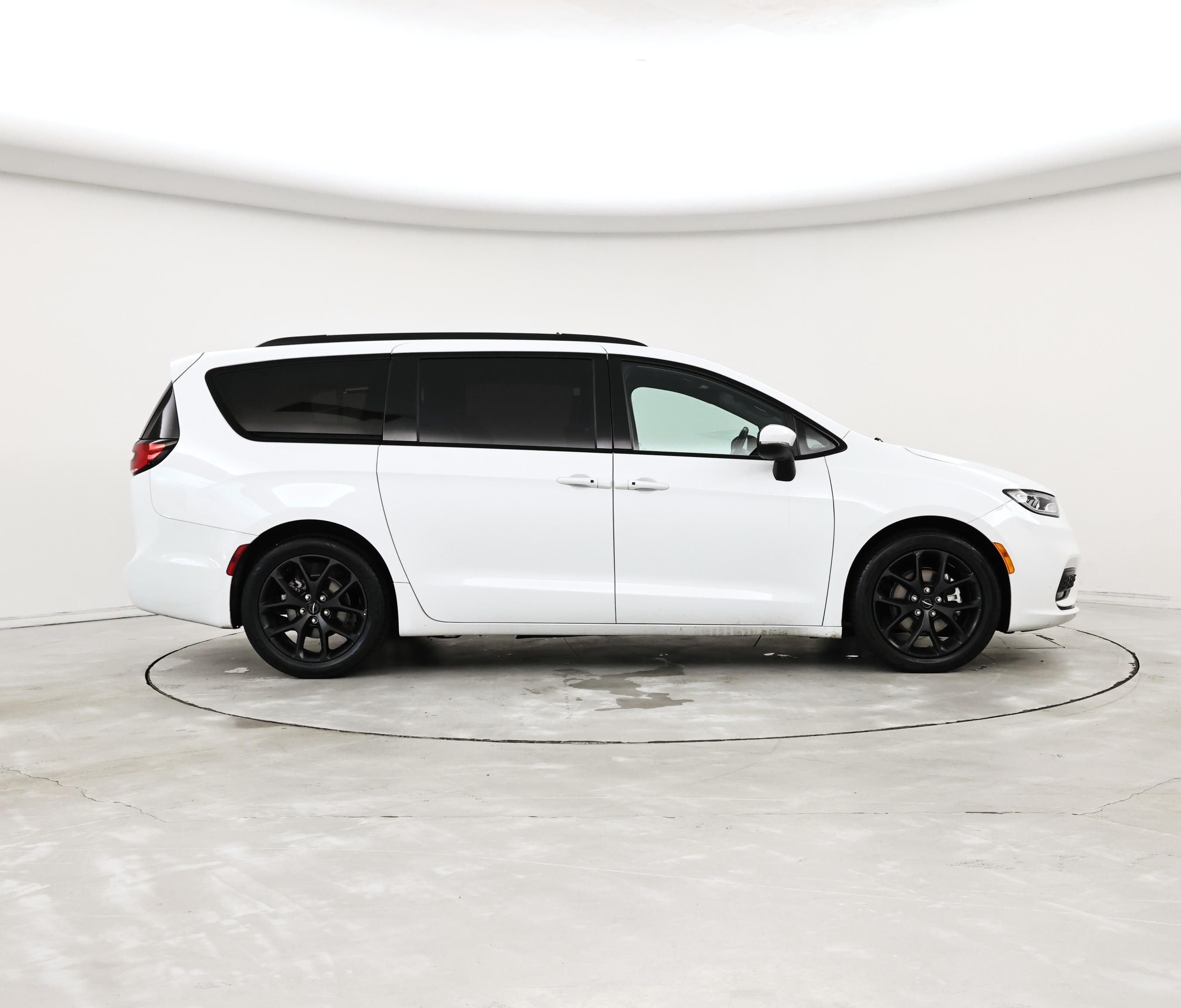Thumbnail: 2023 Chrysler Pacifica - 7