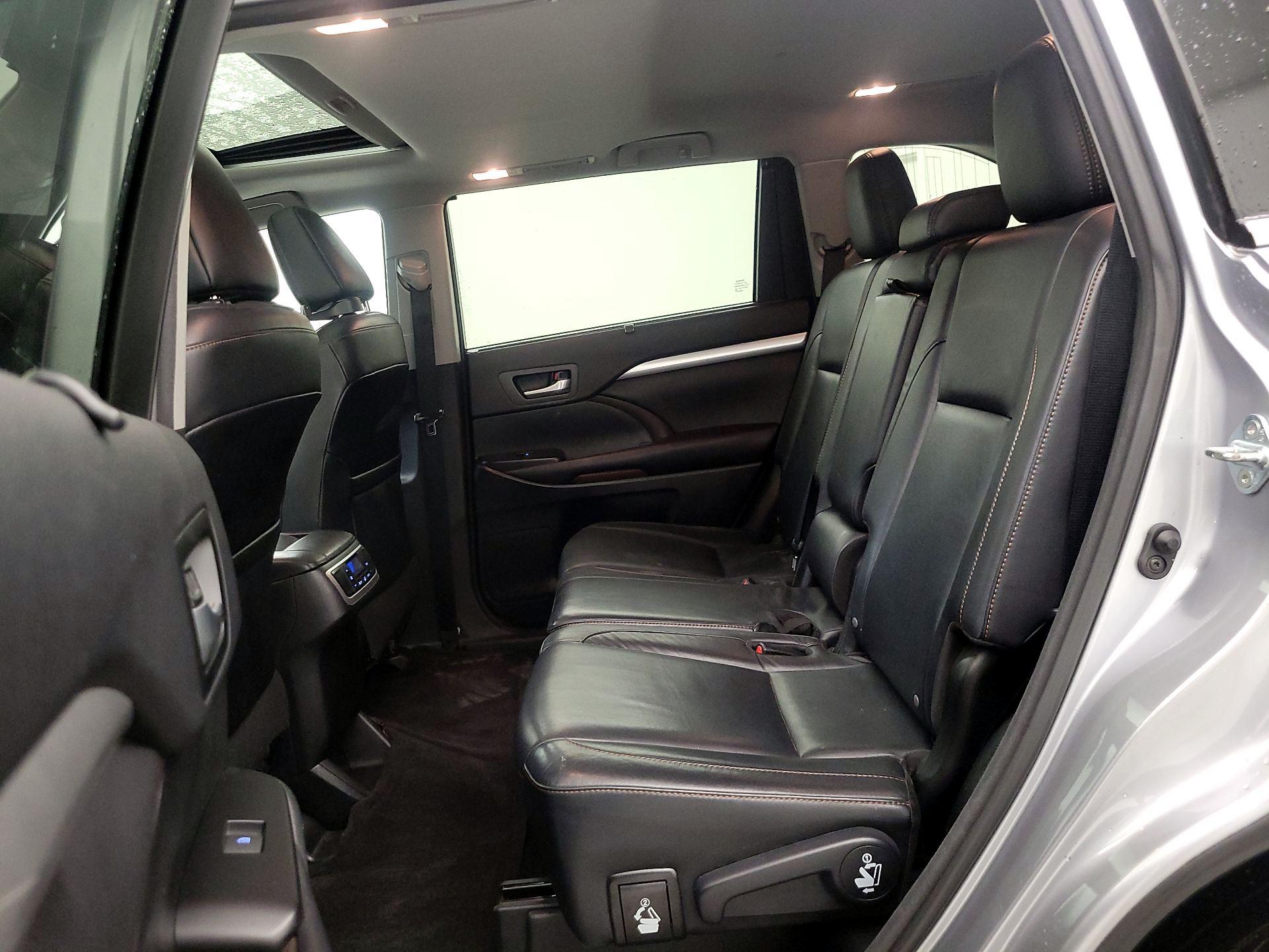 Thumbnail: 2016 Toyota Highlander - 20