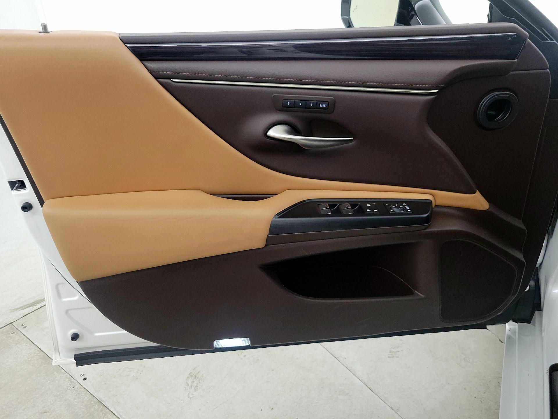 Thumbnail: 2021 Lexus ES - 12