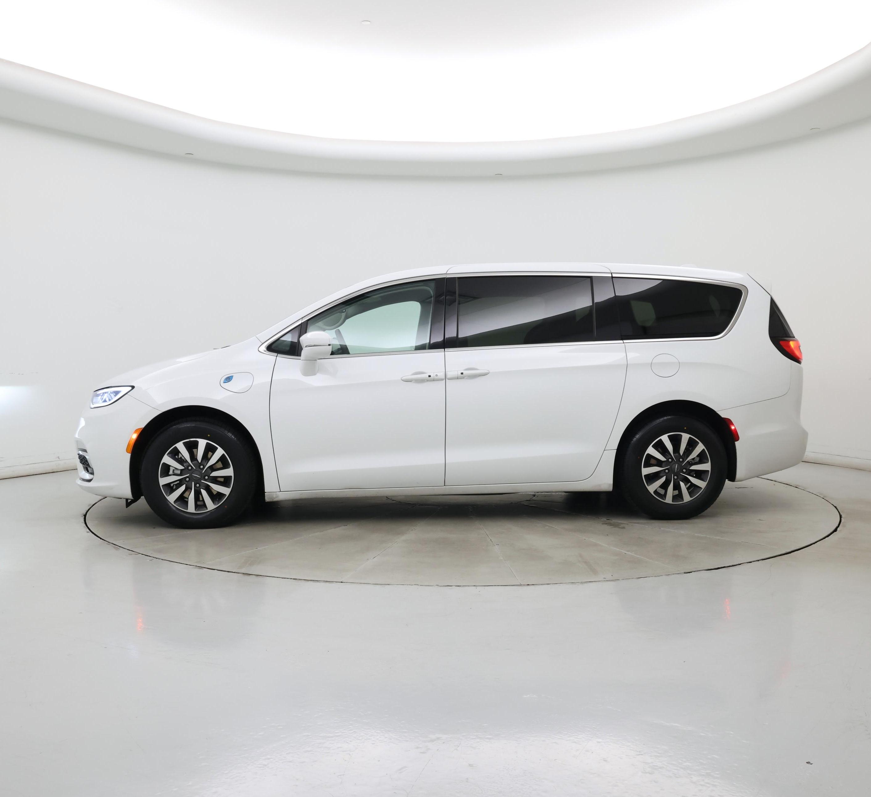 Thumbnail: 2022 Chrysler Pacifica - 3